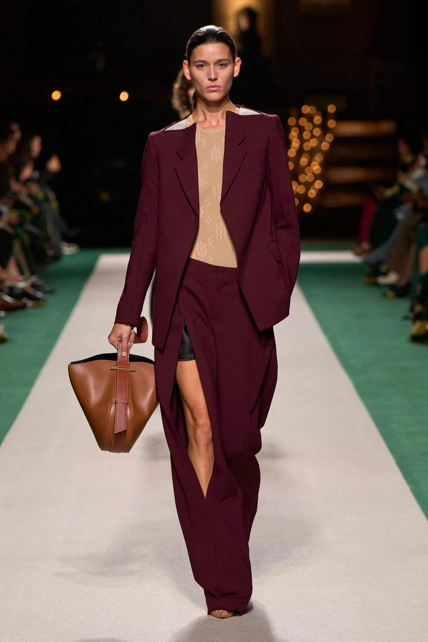 00025-victoria-beckham-spring-2025-ready-to-wear-credit-gorunway_4745032993009394702.jpg