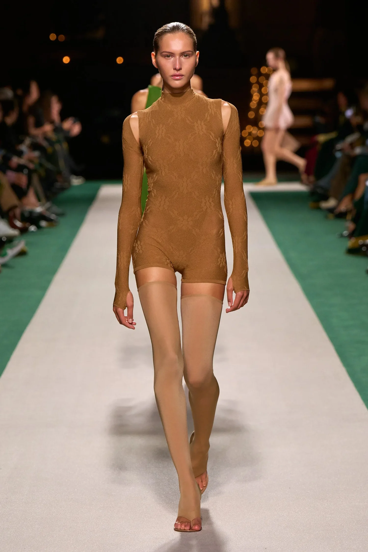 00028-victoria-beckham-spring-2025-ready-to-wear-credit-gorunway_4745032993035062585.jpg