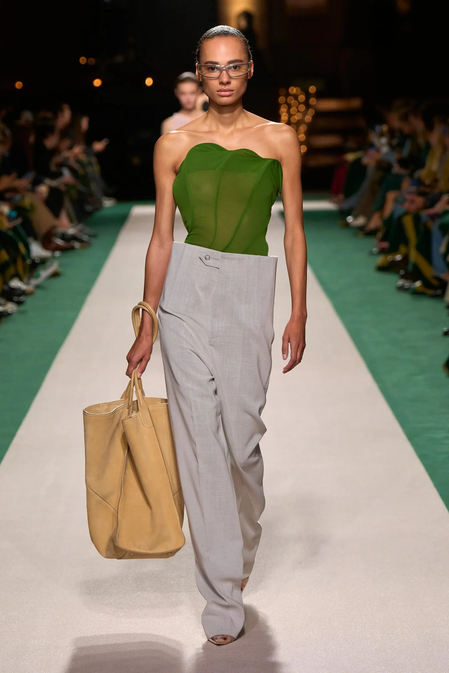 00030-victoria-beckham-spring-2025-ready-to-wear-credit-gorunway_4745032992971743438.jpg