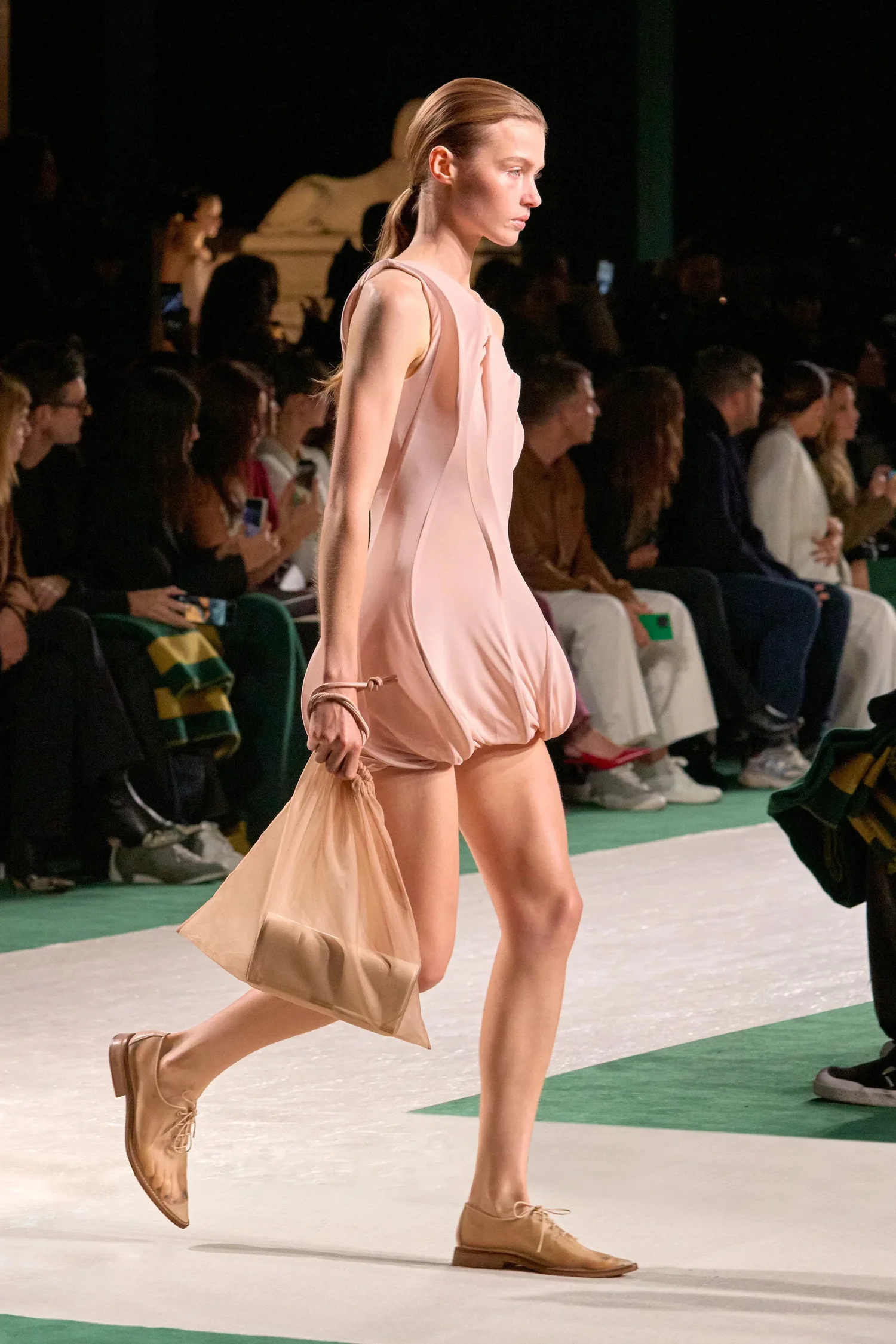 00031b-victoria-beckham-spring-2025-ready-to-wear-credit-gorunway_4745032992995937006.jpg