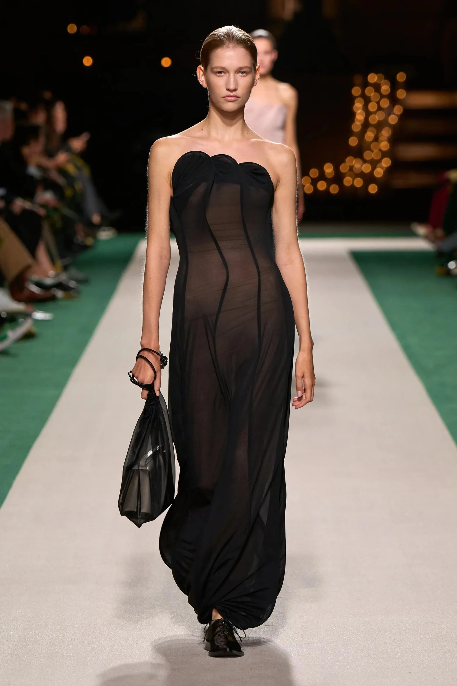 00032-victoria-beckham-spring-2025-ready-to-wear-credit-gorunway_4745032992983499078.jpg