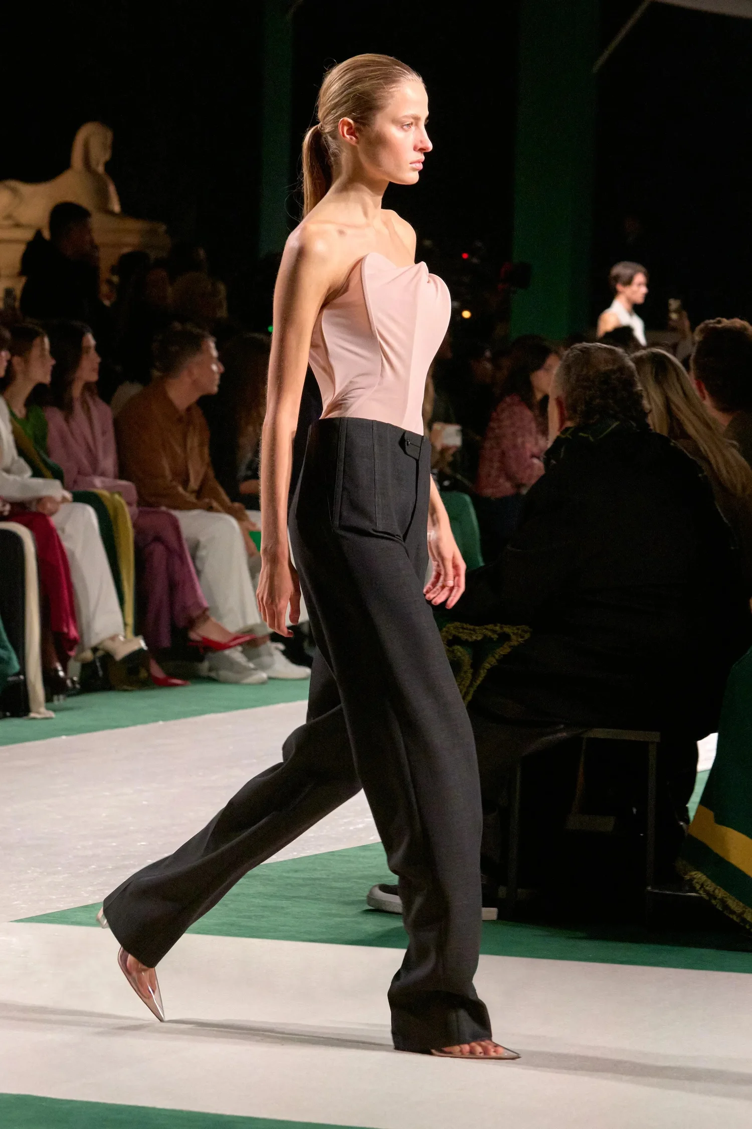 00033b-victoria-beckham-spring-2025-ready-to-wear-credit-gorunway_4745032993021015517.jpg