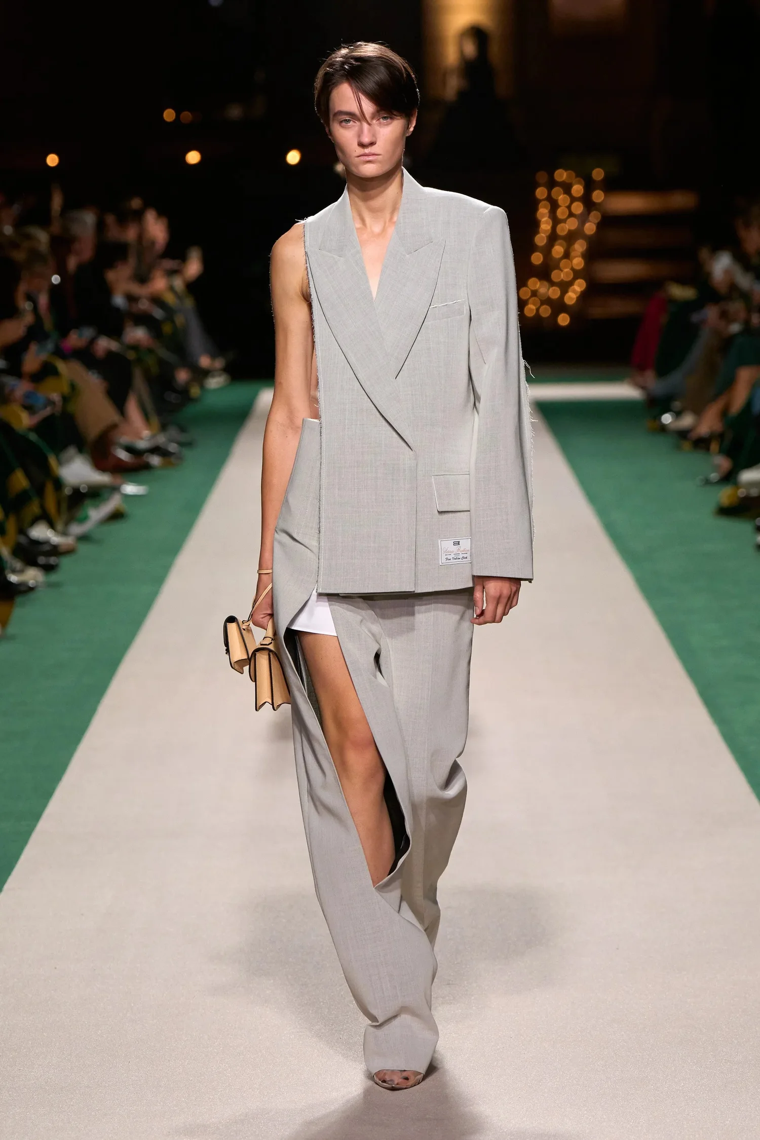00035-victoria-beckham-spring-2025-ready-to-wear-credit-gorunway_4745032993046213595.jpg