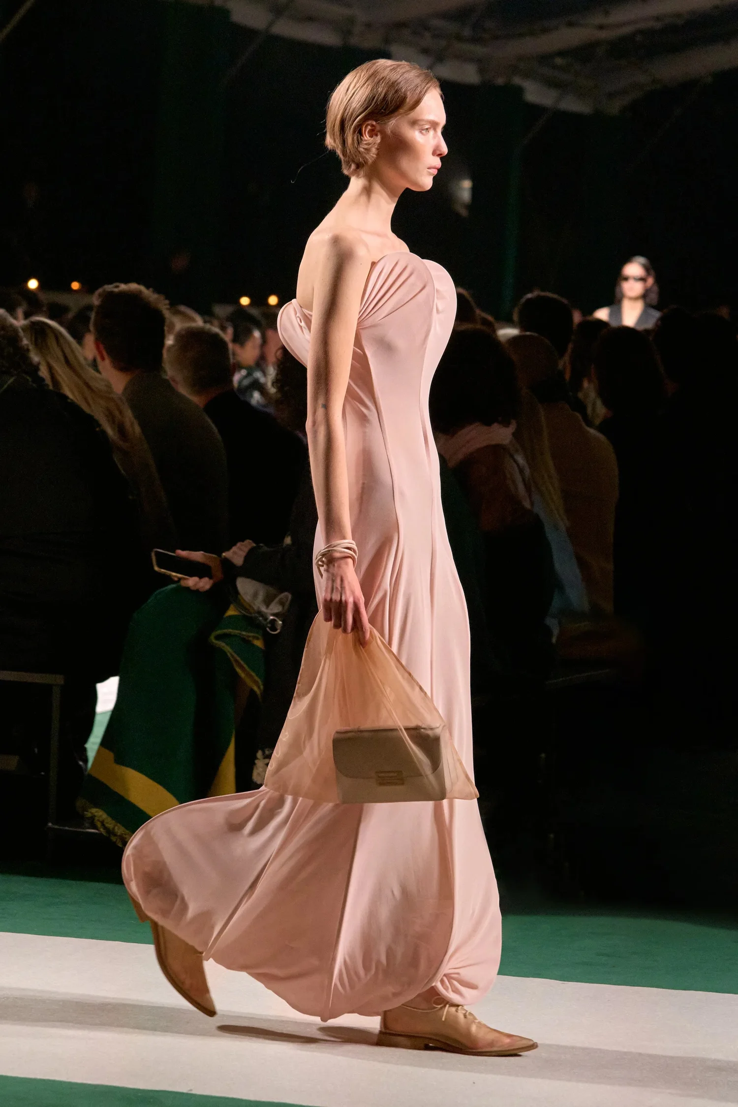 00036b-victoria-beckham-spring-2025-ready-to-wear-credit-gorunway_4745032993046115926.jpg