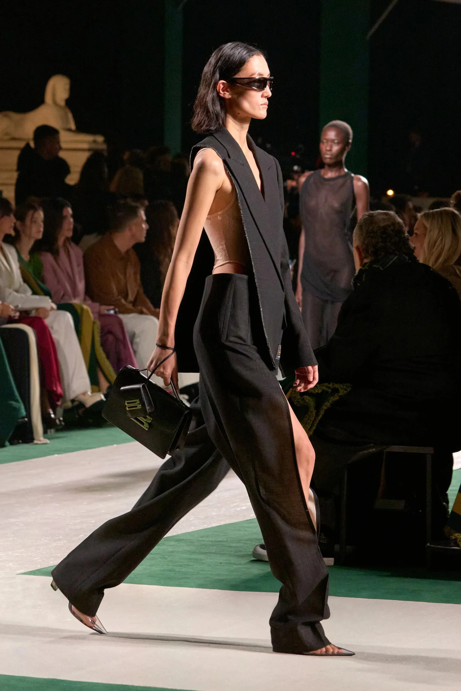 00037b-victoria-beckham-spring-2025-ready-to-wear-credit-gorunway_4745032993058750382.jpg