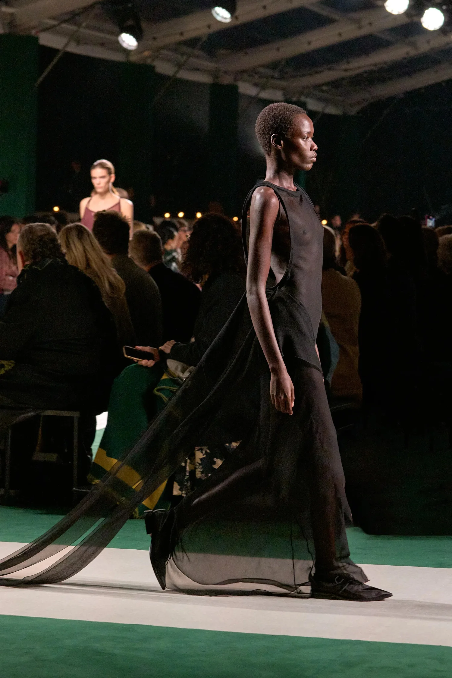 00038b-victoria-beckham-spring-2025-ready-to-wear-credit-gorunway_4745032993033637256.jpg