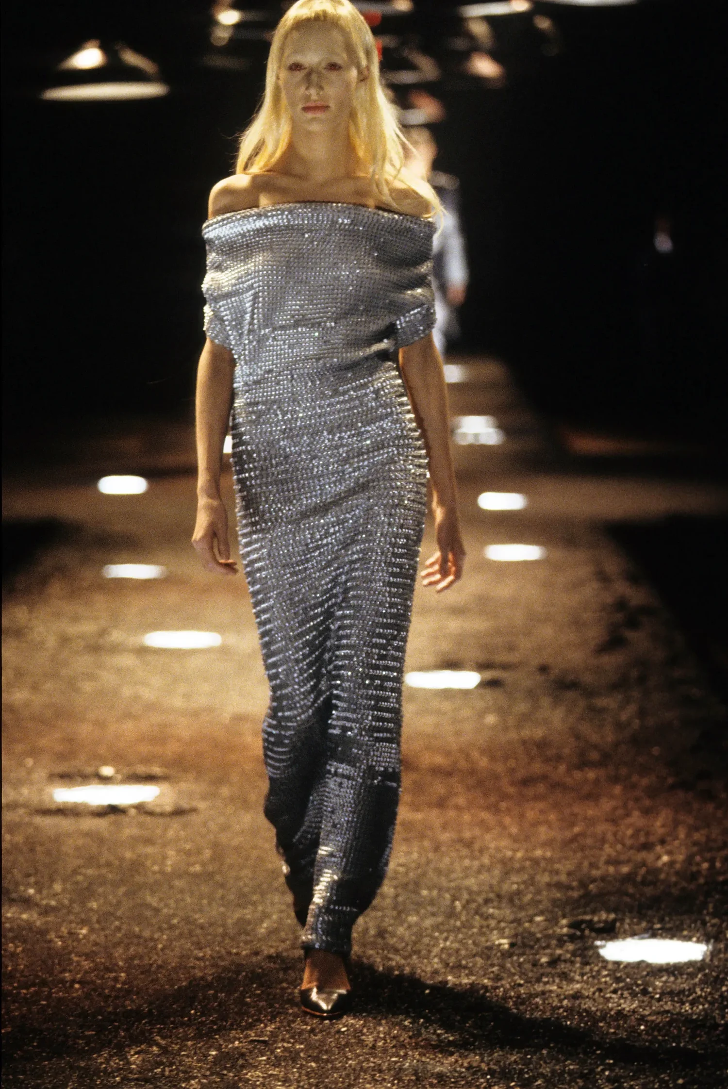 ALEXANDER-MCQUEEN-FALL-1998-RTW-06.jpg.webp