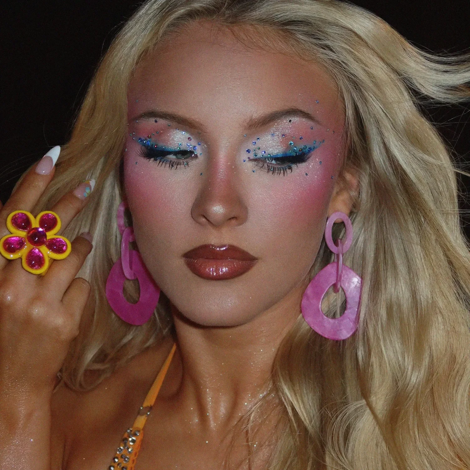A Never-Endin’ Masterpiece: Delving into Zara Larsson’s “Midnight Sun” Makeup