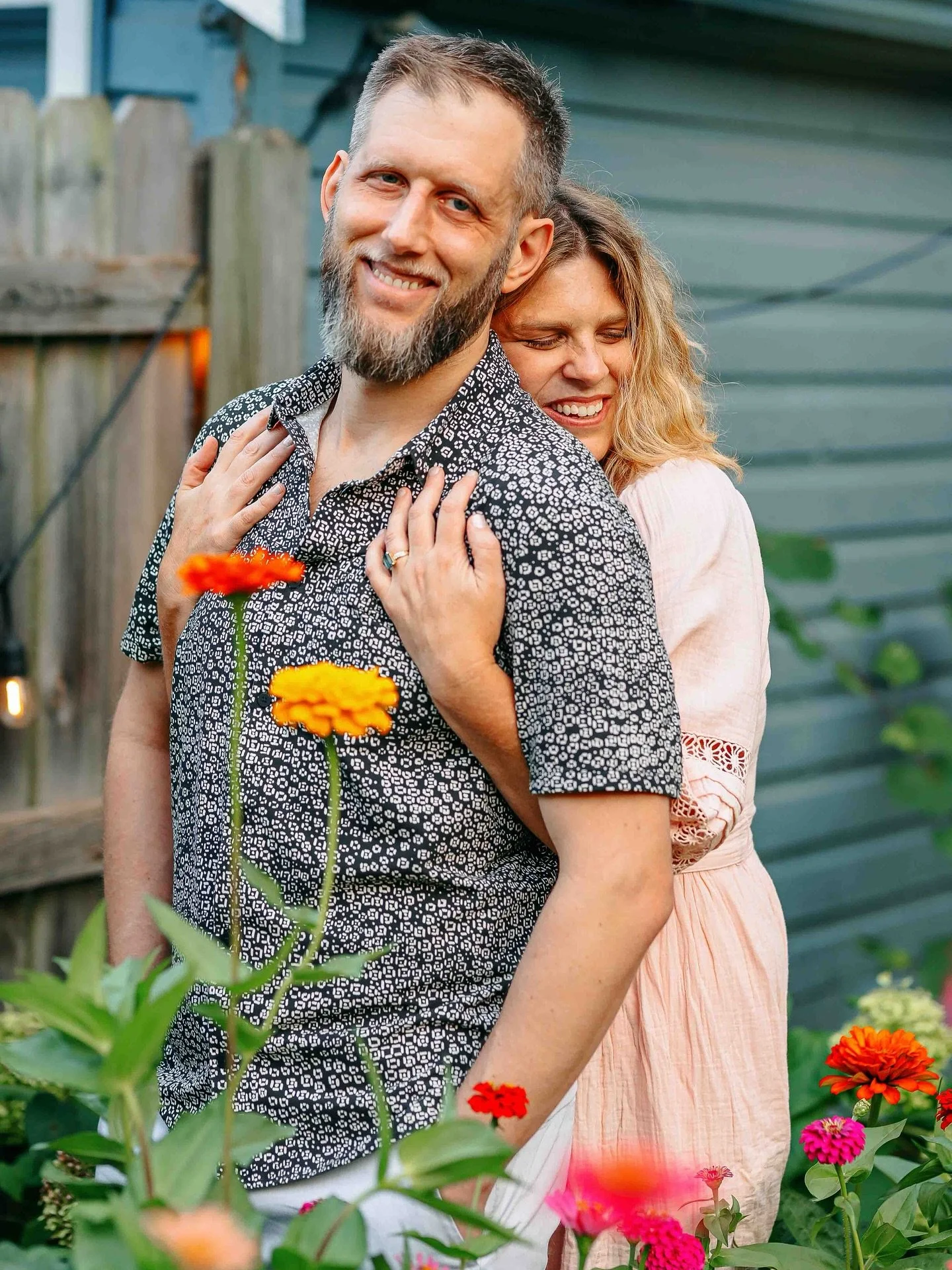 Just so you know you do NOT have to go to a swanky hotel lobby* to have an engagement session that&rsquo;s more beautiful than your dreams. &gt;&gt;&gt;&gt; 💐💐💐

Molly wanted to highlight her Zinnia patch in their engagement session, and told me t