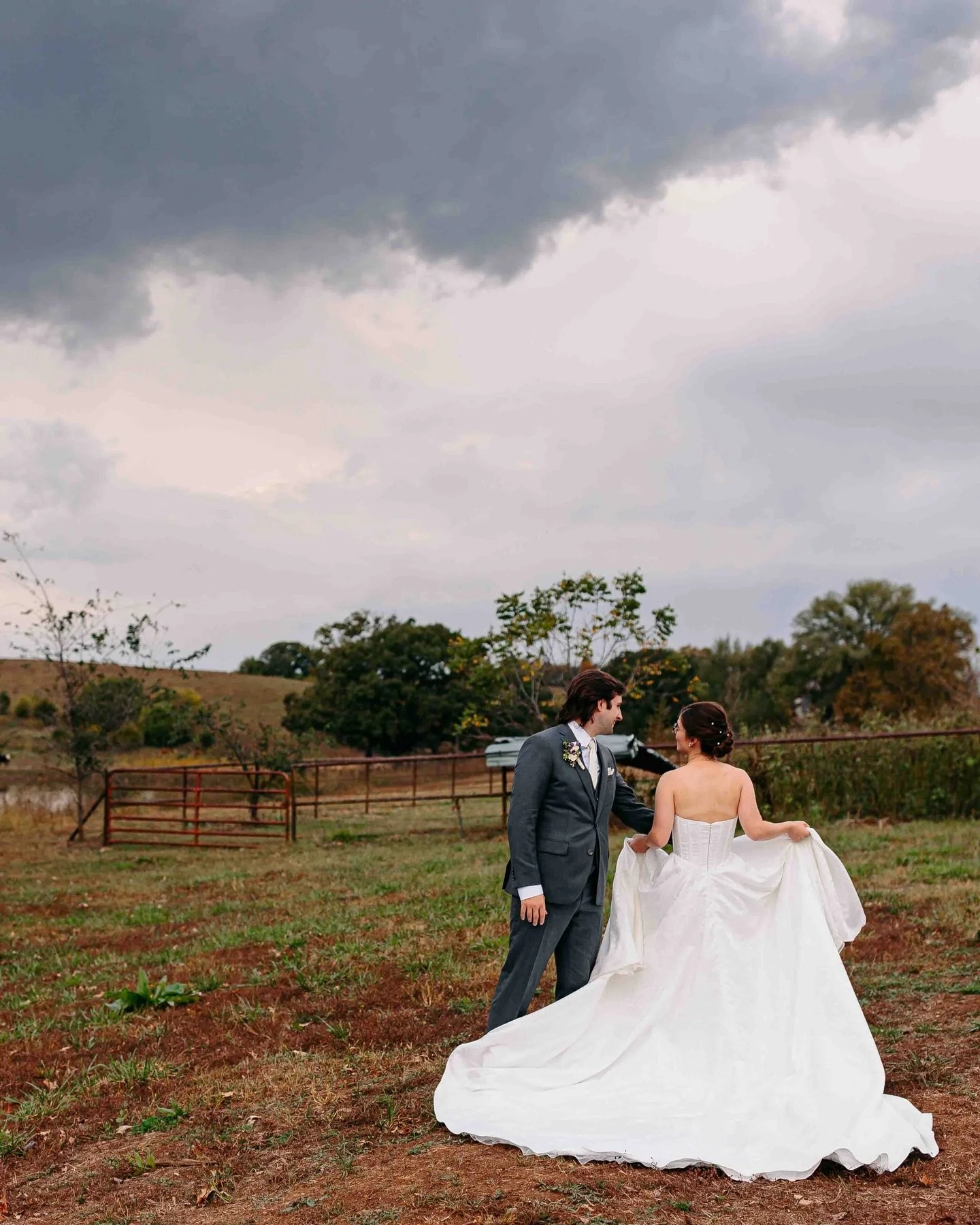 That perfect overcast fall light at @circlesranch_ks + Kayleigh and Brendan = everything 🍁🍂

Kayleigh + Brendan // October 2024 

Here&rsquo;s the thing about shooting a couple who&rsquo;s friends you&rsquo;ve already photographed: you know the vib
