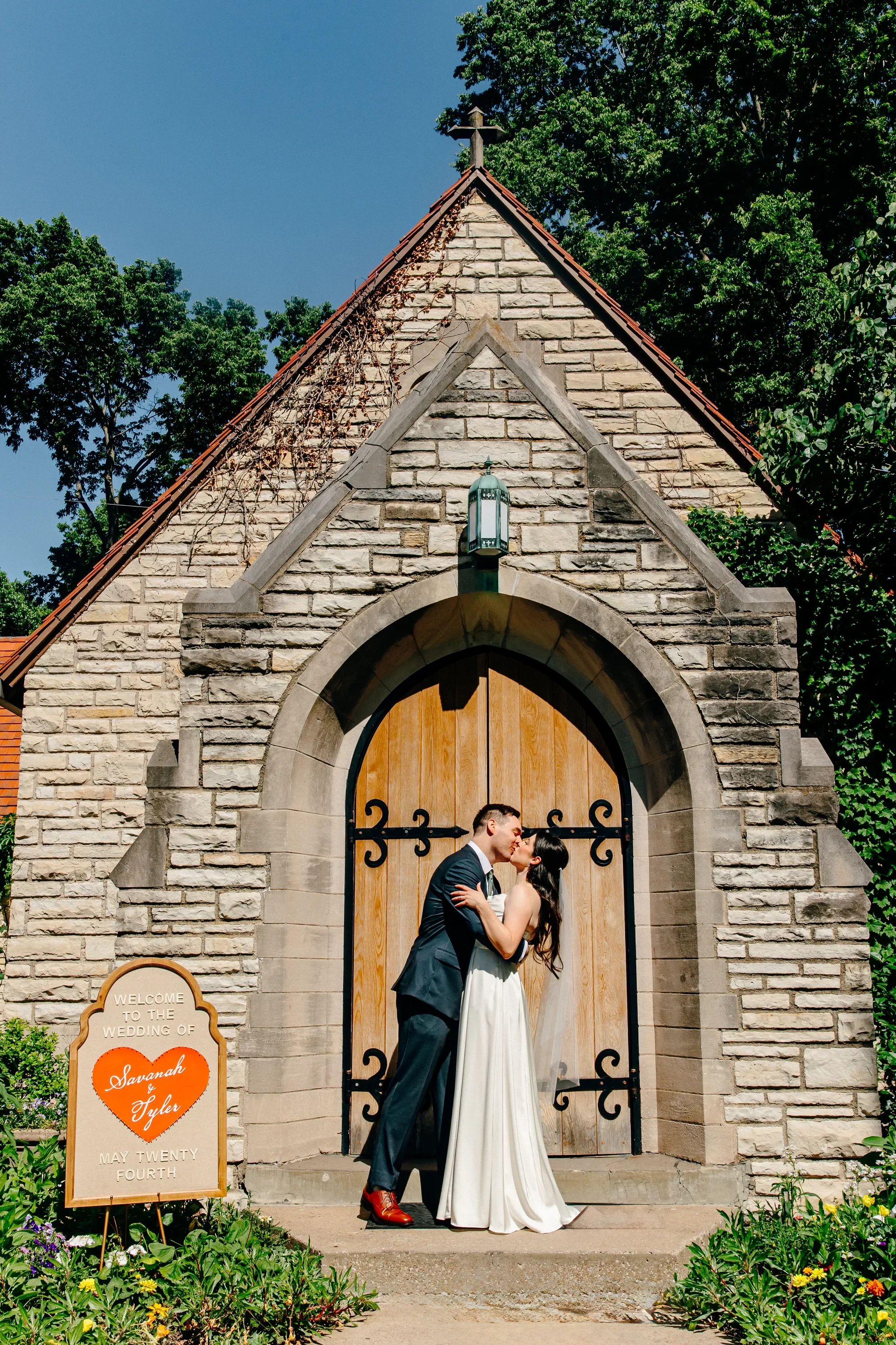 10-chapel-facade-with-welcome-sign-pilgrim-chapel-kansas-city.webp