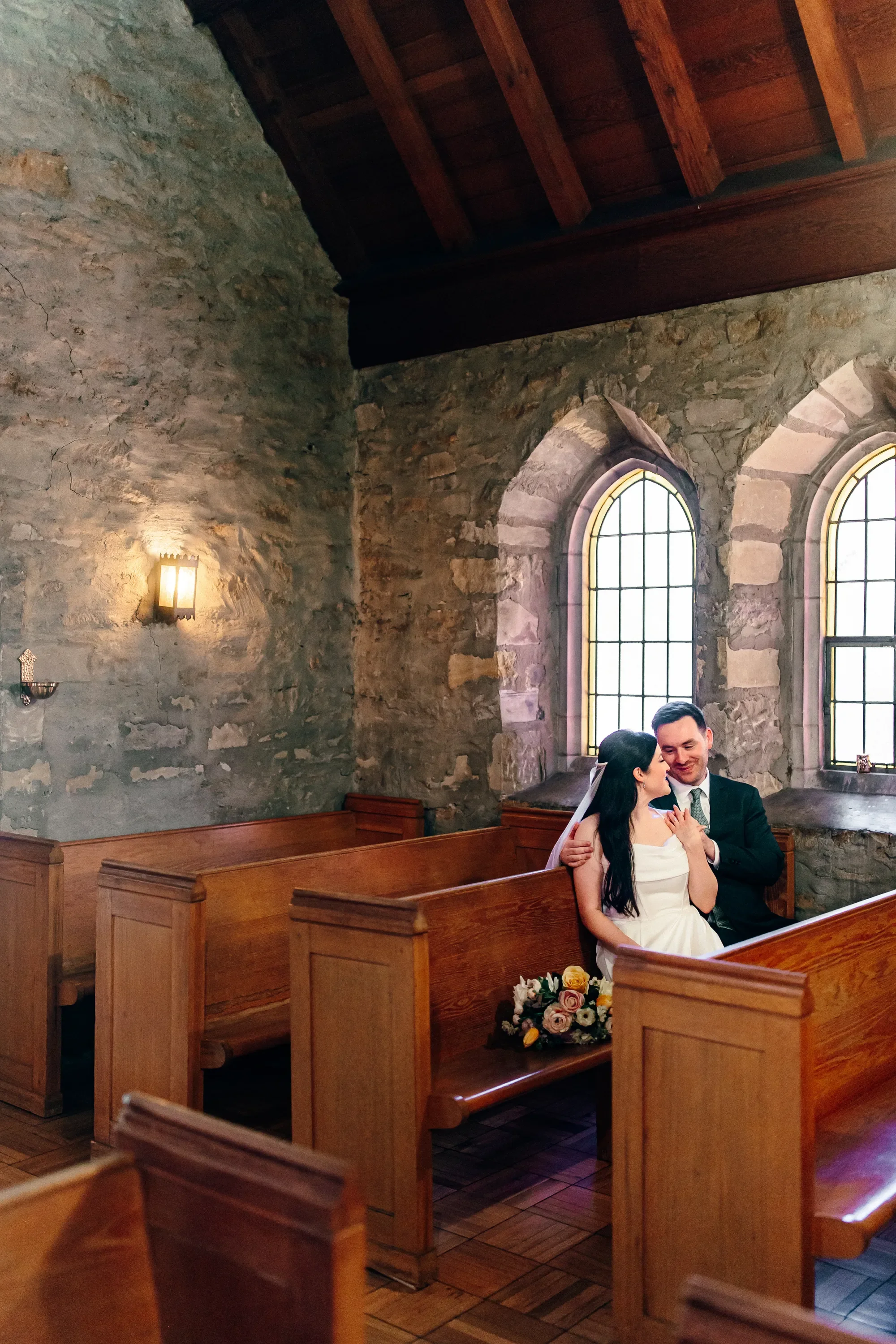 11-couple-in-pew-chapel-interior-pilgrim-chapel-kansas-city.webp