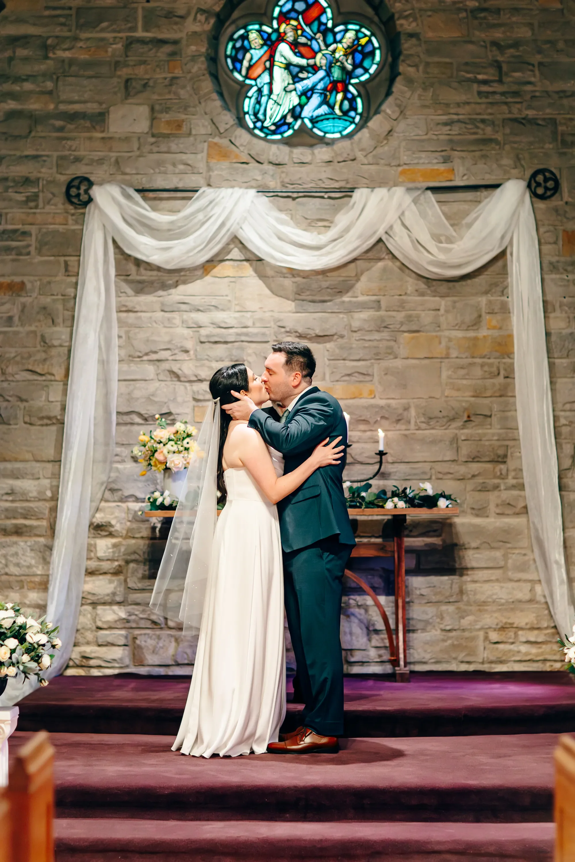 18-first-kiss-wide-chapel-interior-pilgrim-chapel-kansas-city.webp