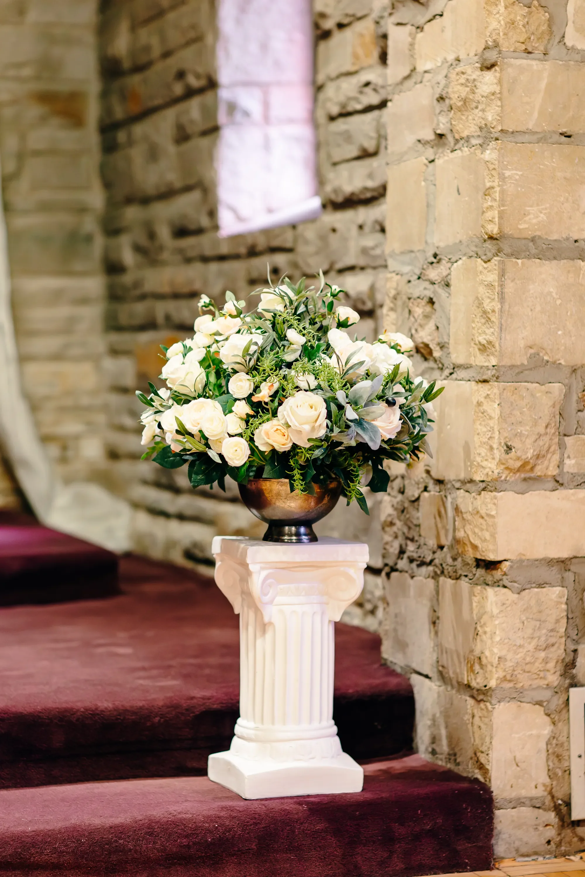 19-cream-roses-on-stone-pedestal-pilgrim-chapel-kansas-city.webp