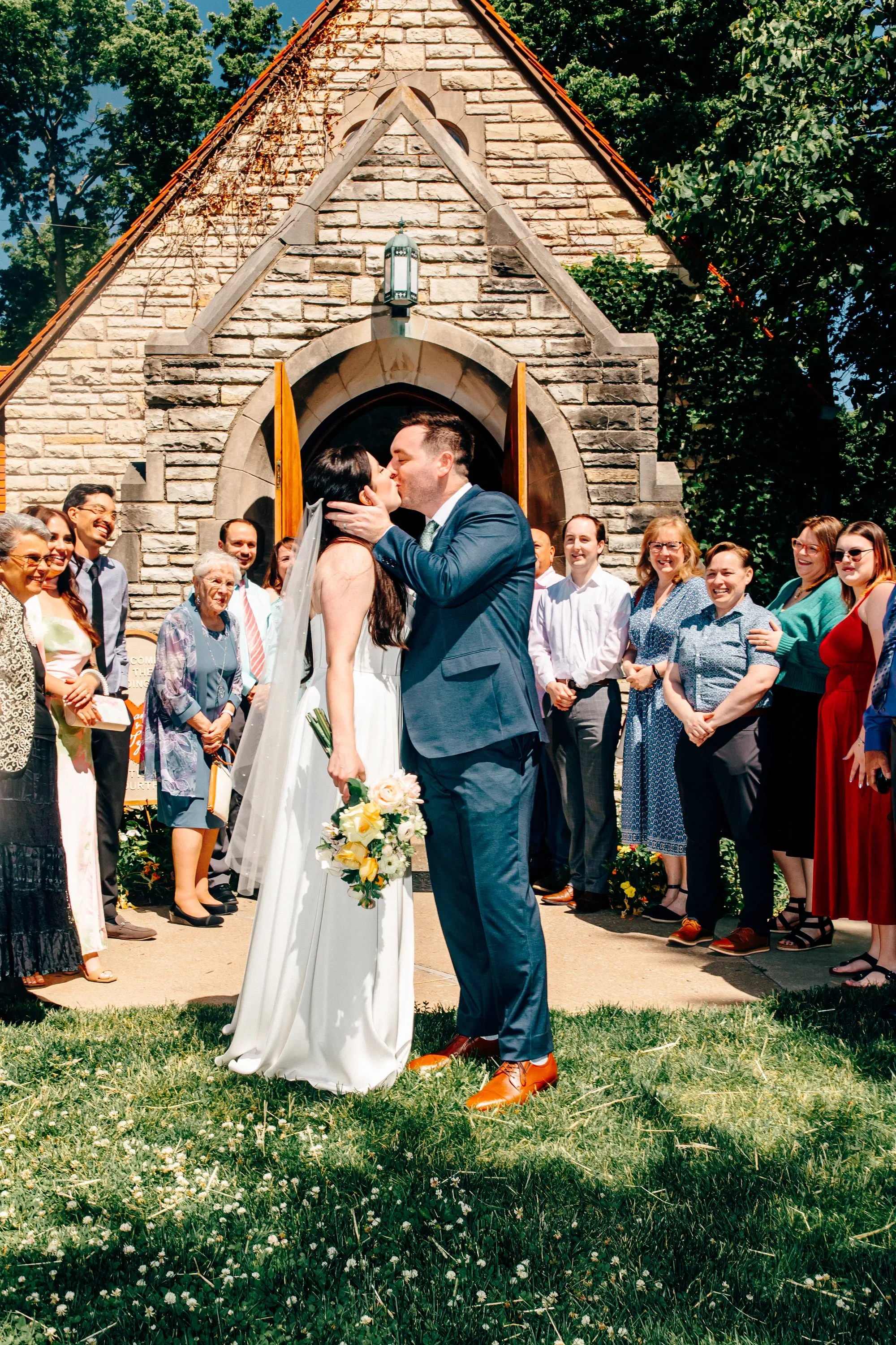 23-chapel-exit-kiss-on-the-lawn-pilgrim-chapel-kansas-city.webp