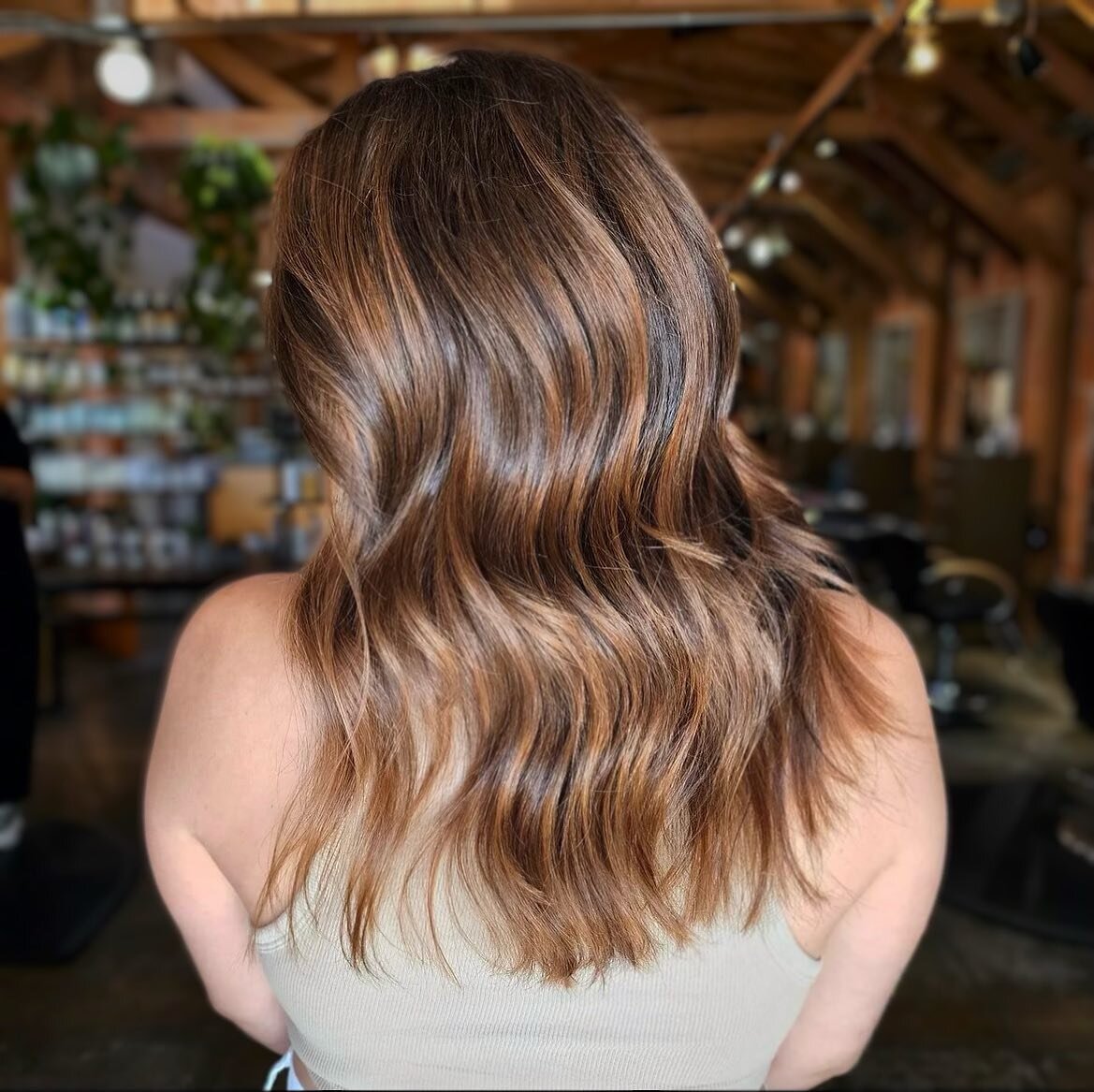 Color me Caramel 

Balayaged by @tatuxhair using @davinescolor liberty and toned with view 40g 8,23 + 20g 7,32 + 10g 7,35

Thinking about summer? 

Book now to start the process of lightening your hair. It doesn't happen in one session! 

Call to boo