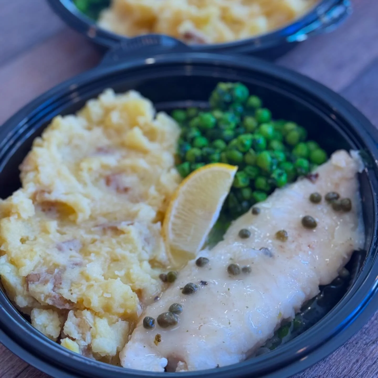 This meal is packed with a lemon punch and the best mashed potatoes! Lemony tilapia piccata, yukon gold mashed potatoes, and saut&eacute;ed spinach and peas 

#happenstobekosher #lemon #tilapia #pescatarian