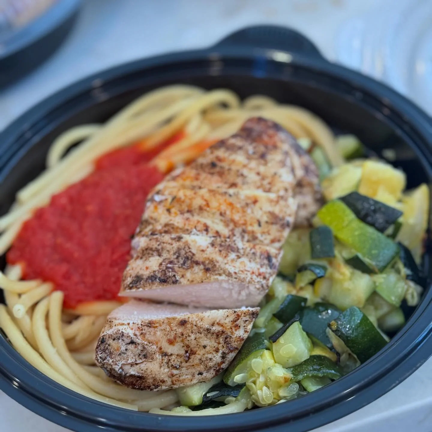 Sometimes you need to go classic. Grilled chicken, marinara bucatini pasta, and roasted yellow squash and green zucchini. 

#happenstobekosher #personalchef #weeklyorders #chicken