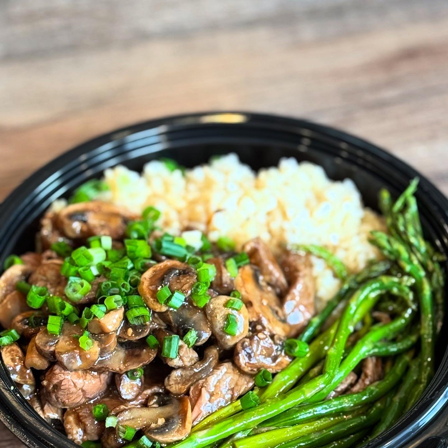 Beef and mushroom stir fry with brown rice and roasted garlic  asparagus is the perfect way to end a busy day and not worry about what&rsquo;s for dinner because you have it ready! #happenstobekosher #beef #stirfry