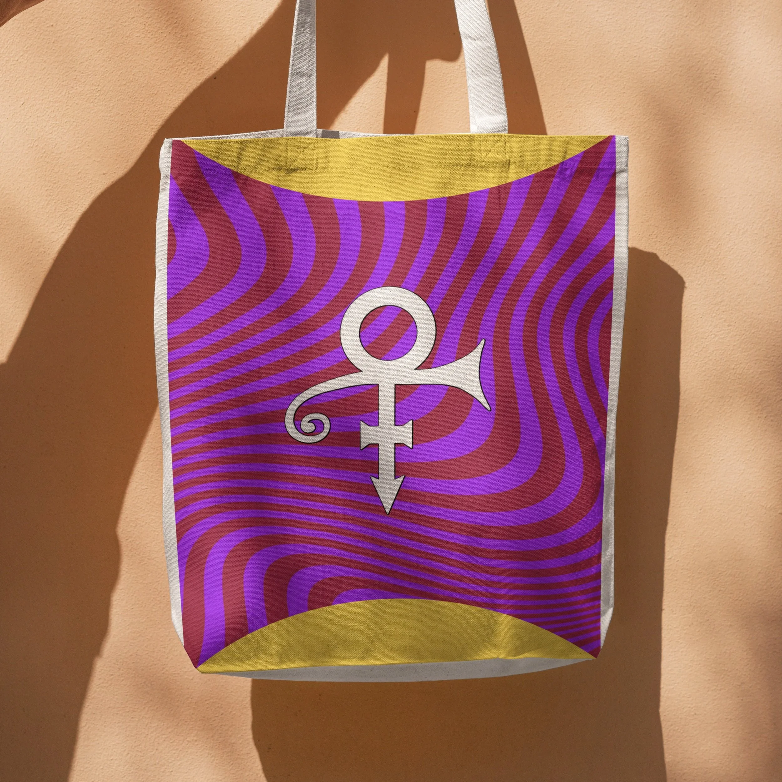 Tote+bag+in+the+hand+of+a+man_2.jpg