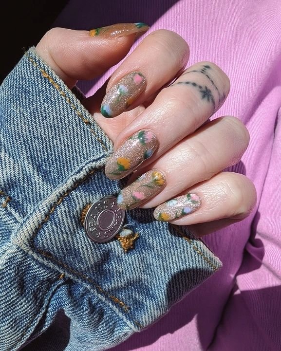 Chopped 'em off 💅🏼 I needed a fresh start! 

Went with springy florals 🌷 on champagne color cat eye ✨ 

@justinenailqueen knocks it out every 👏🏼 single 👏🏼 time