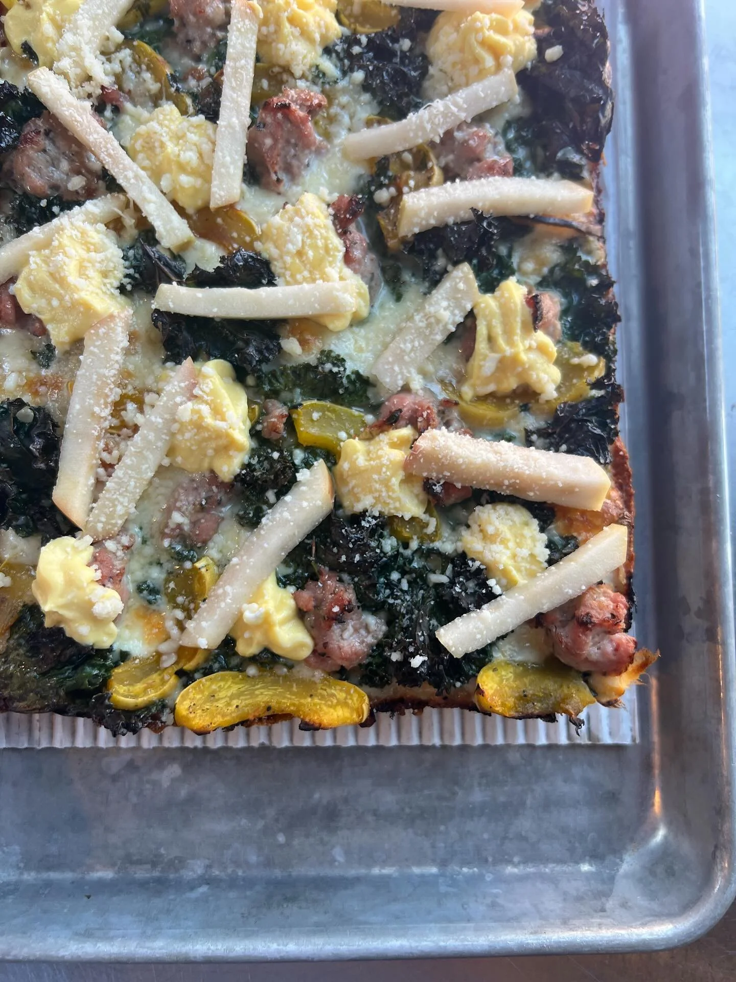 FALL BACK!

Apple sage sausage, marinated kale, delicate squash, Pumpkin goat cheese pur&eacute;e, pickled apple

#pizza #dsp #detroitstylepizza