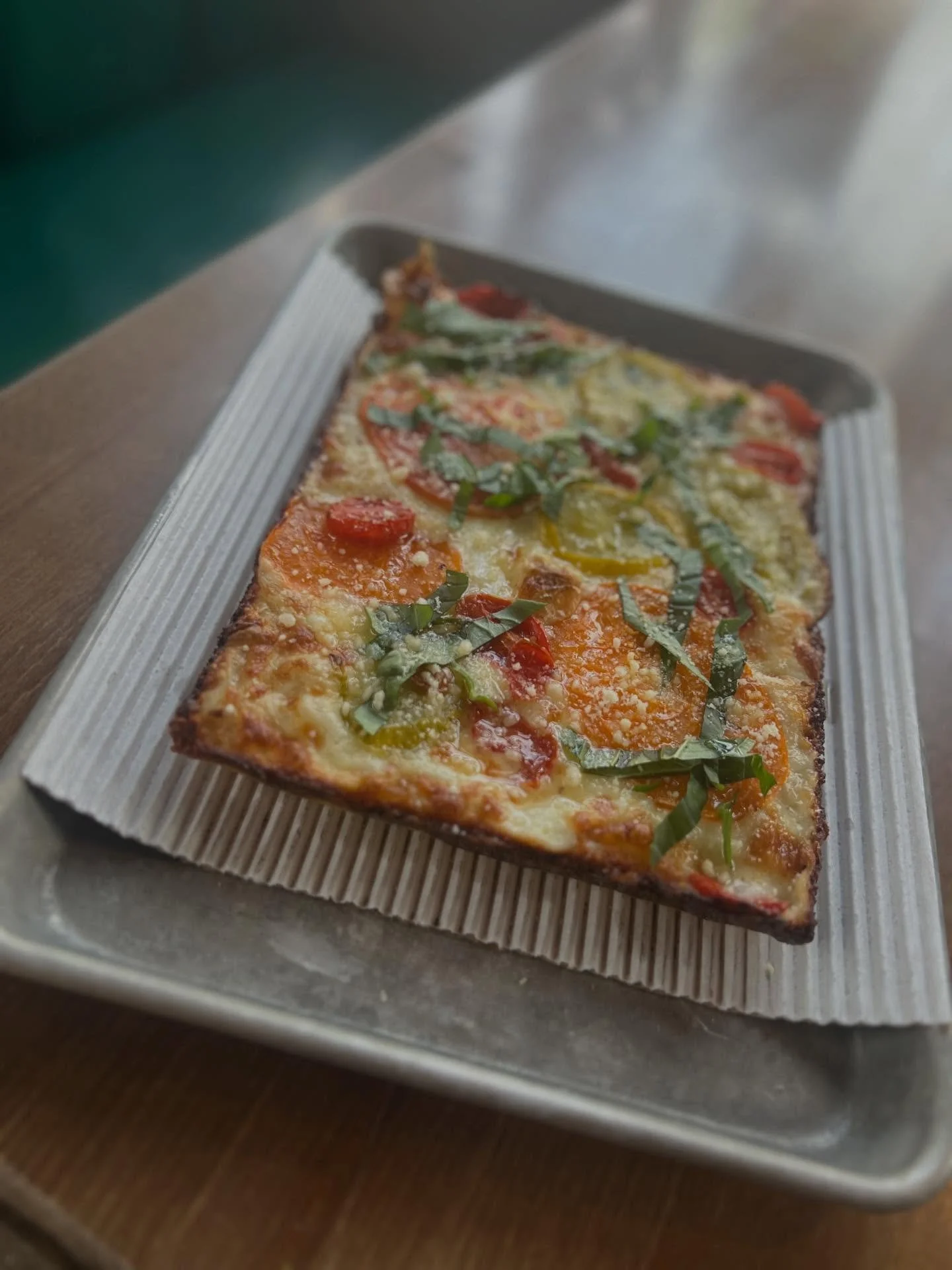 YOU SAY TOMATO&hellip;
&hellip;I SAY TOMAHTO

Sliced heirlooms and roasted cherry tomatoes 
brick, mozz, parm, basil, herb oul
@visserfarms @perry_street_farm @greenwagonfarm #pizza #dsp#detroitstylepizza