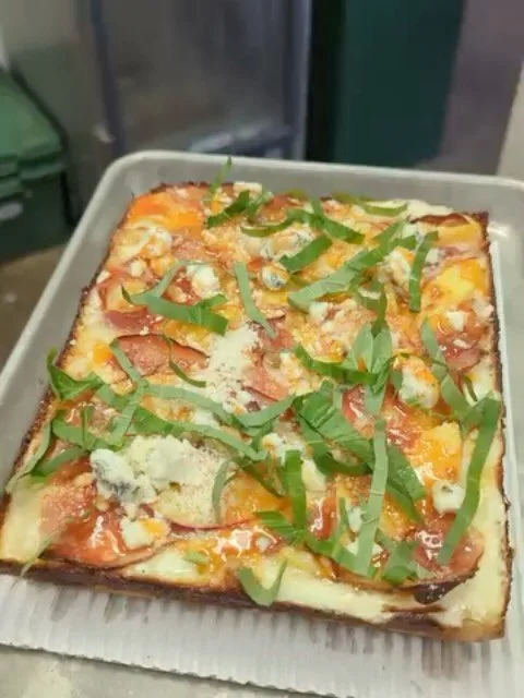 New pizza for you guys
HONEY BLUE BLUE
Ham, Nectarines, Blue Cheese, Hot Honey, Basil, Parm

#pizza #dsp #detroitstylepizza