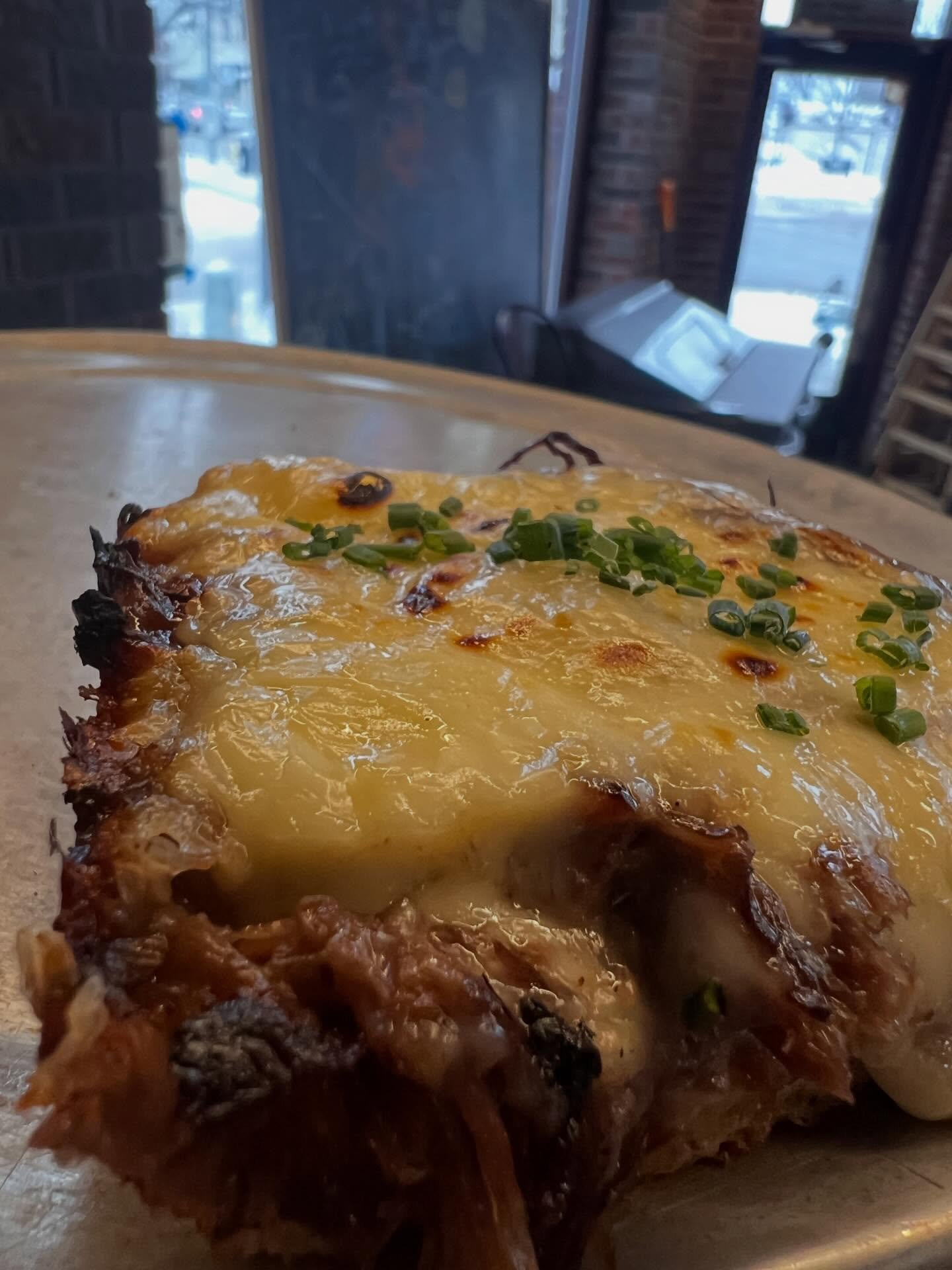 NEW PIZZA 

THE BIG CHEESE

Raclette, braised beef short rib, brick, mozz, parm, caramelized onion and shallot, chive, herb oil 

#dsp #detroitstylepizza #pizza #eastowngr #uptowngr