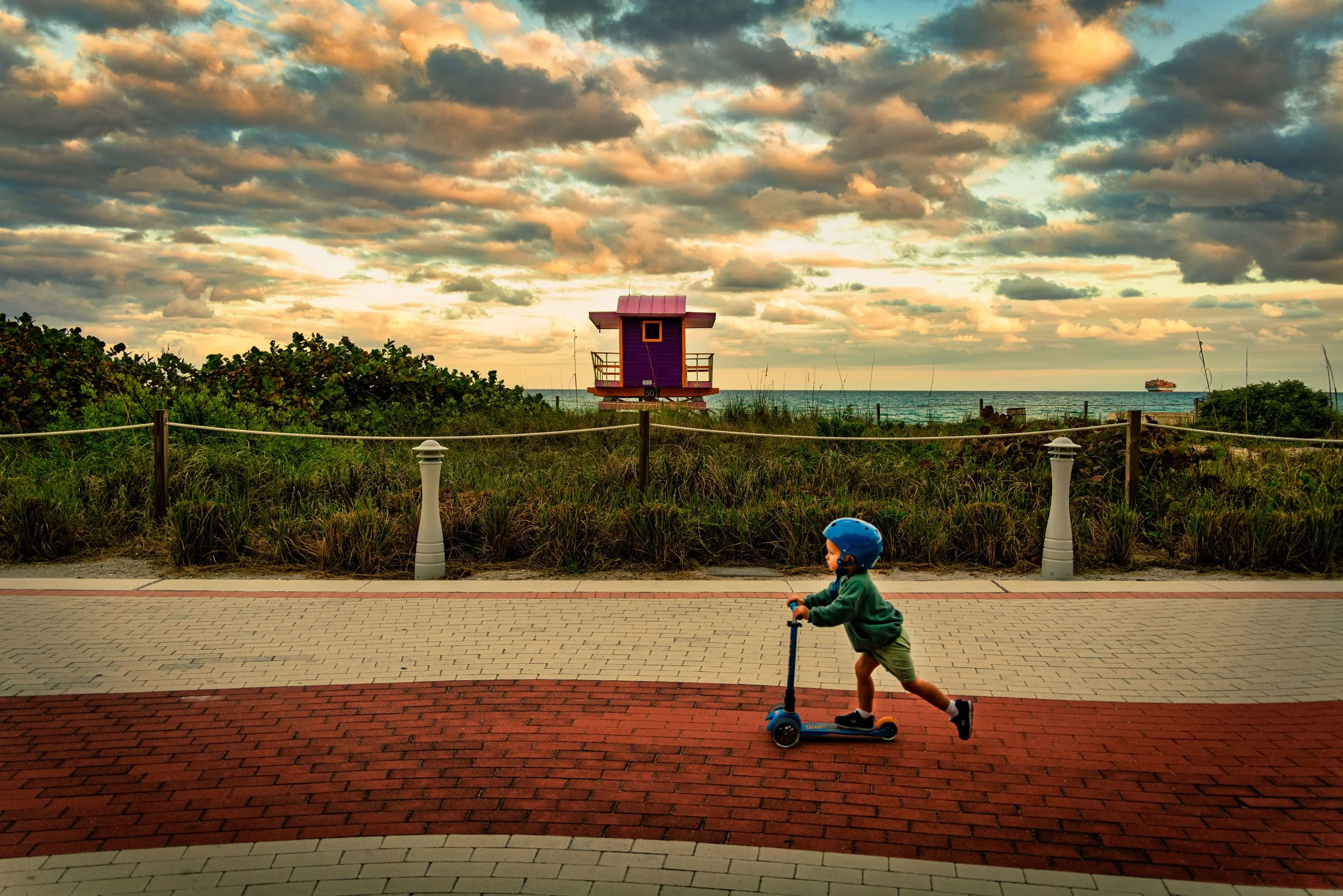 Award-winning photograph by Alessia Moccia (IPA 2023 Honorable Mention), capturing a cinematic moment in Miami Beach and reflecting her background in photography before AI