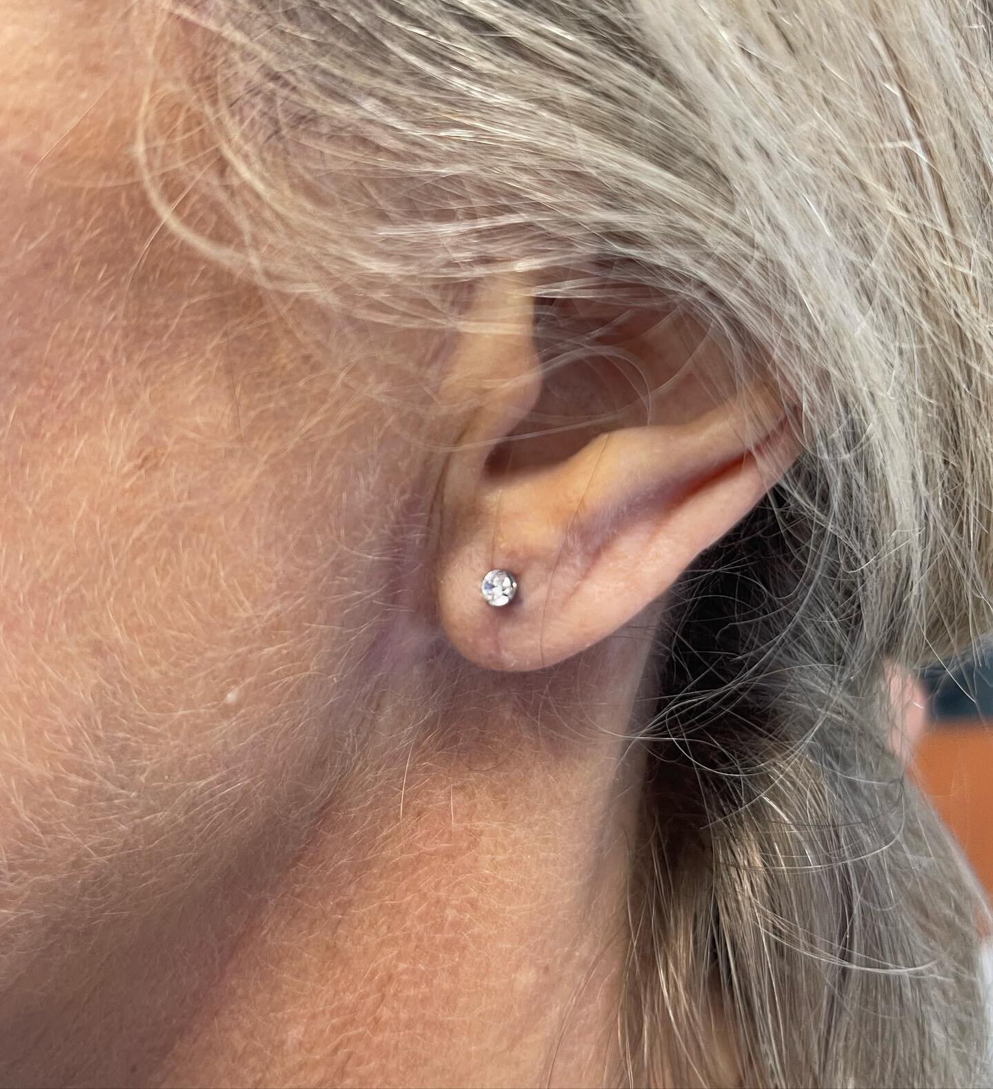 New piercing after ear lobe surgery:::::::::;;::::;;;;;;;;;;:;;#titaniumjewelry #titaniumpiercing #earpiercing #lobepiercing #bodypiercing #piercingstudio #professionalpiercer #profesionalpiercing #bodymod #miamipiercing #floridapiercer #
