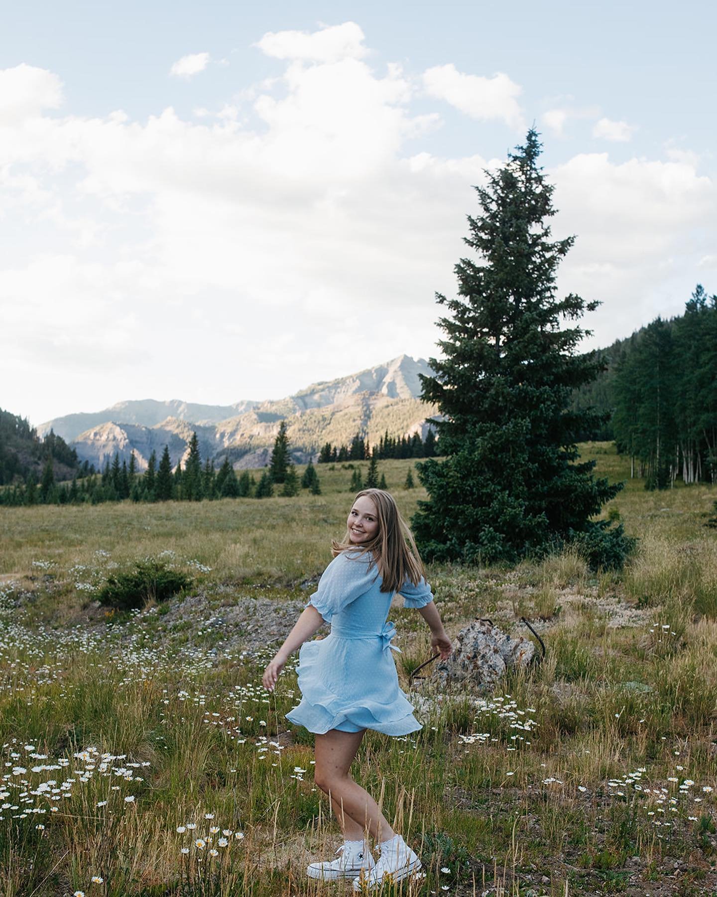 GIVEAWAY CLOSED 
Happy Labor Day Weekend!!! ⬇️

In honor of the holiday, I&rsquo;m doing a senior session giveaway! yay! Here&rsquo;s the deal:

💫follow me and like this post!
💫repost this on your story and tag me! 

Giveaway will close Monday, Sep