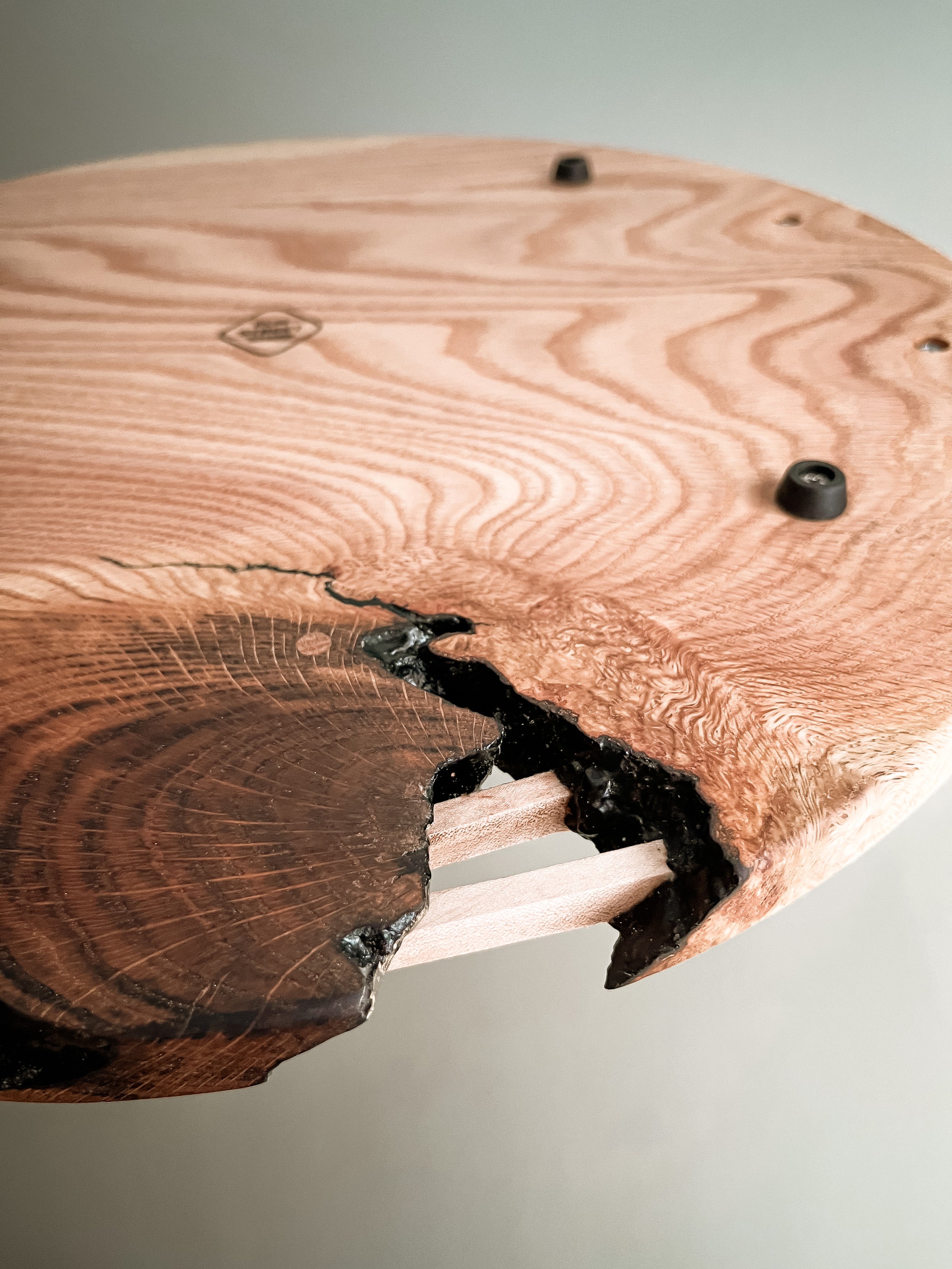 Round Oak with Stitches and Rubber Pads