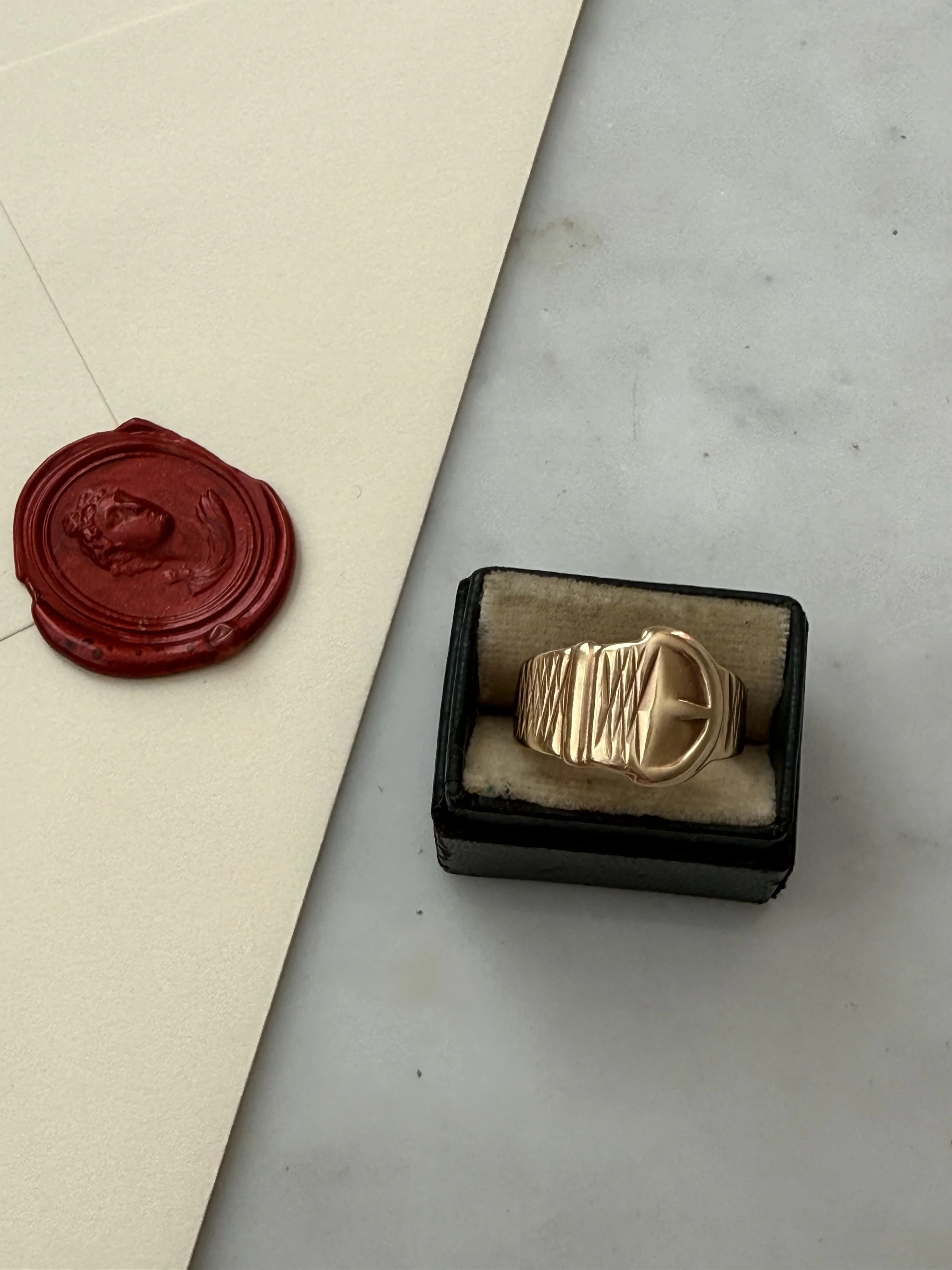 9K gold early 20th century buckle ring