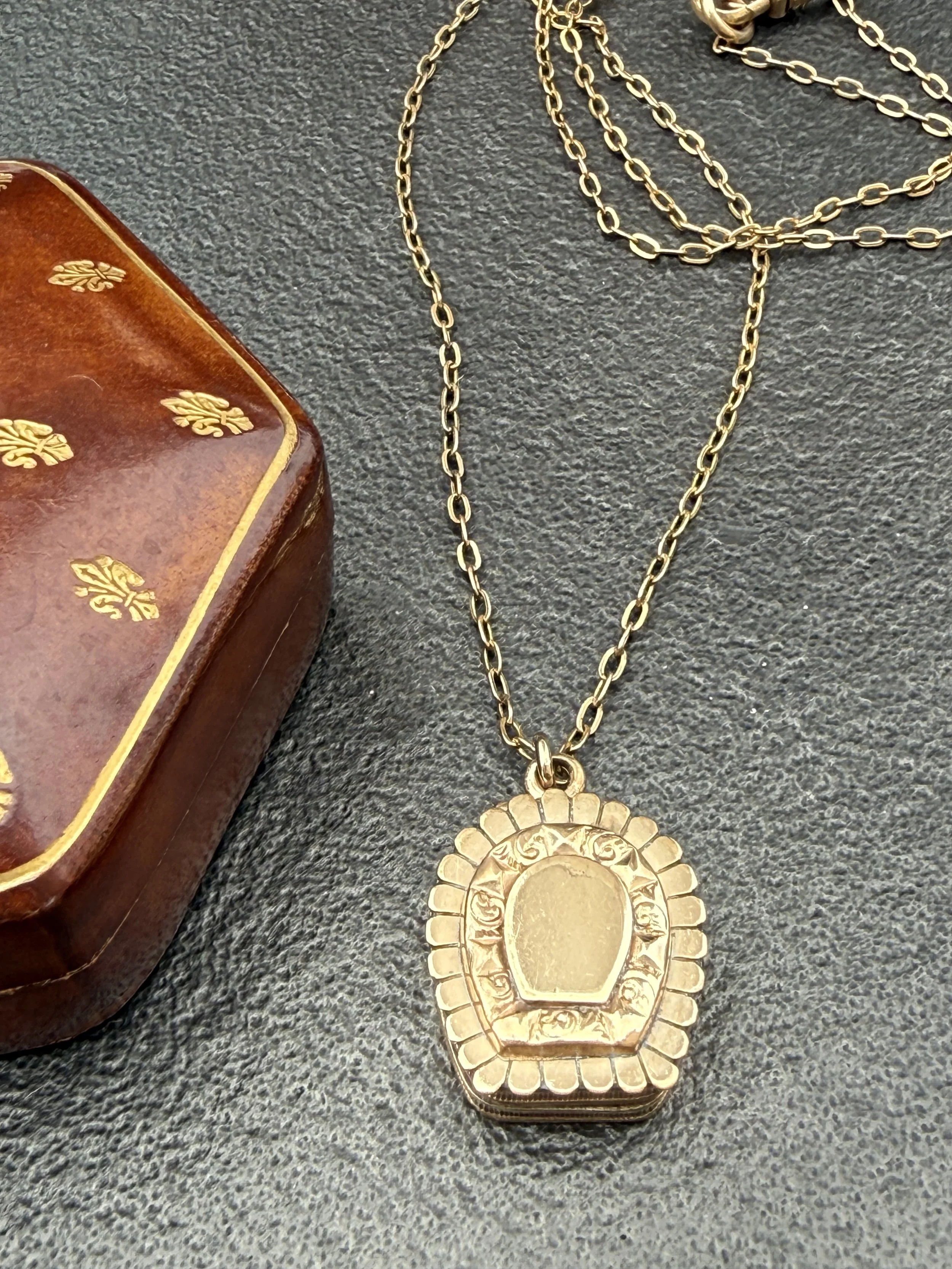 Late 19th century horseshoe locket with etched chain