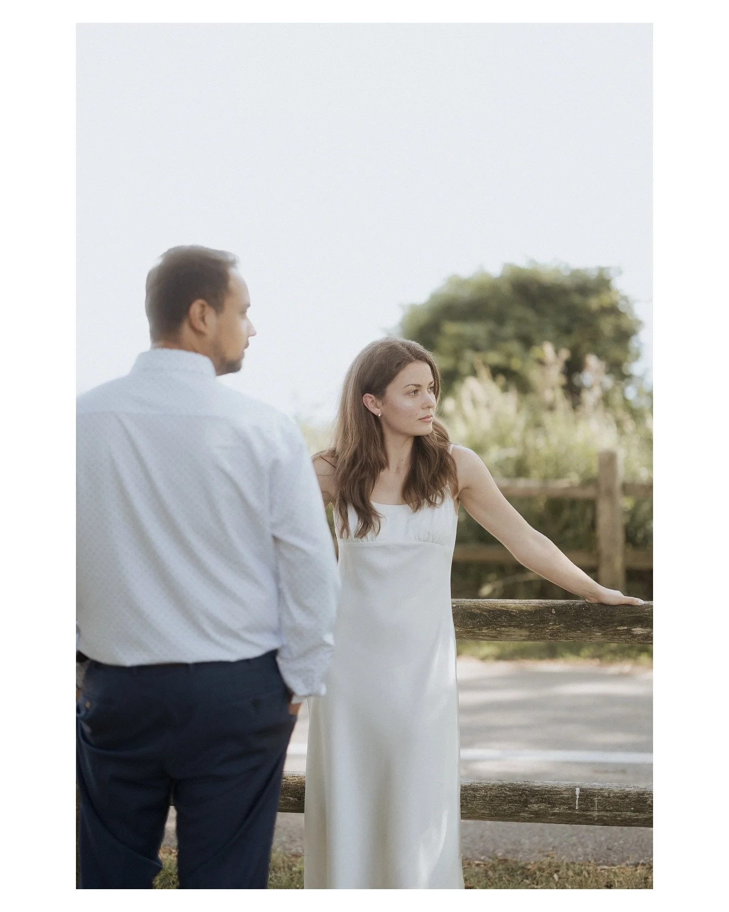 Summer breeze by the lake💍
&bull;
&bull;
&bull;
#rotarypark #ontarioweddingphotographer #torontoweddingphotographer #canoncanada #50mm #film #35mm