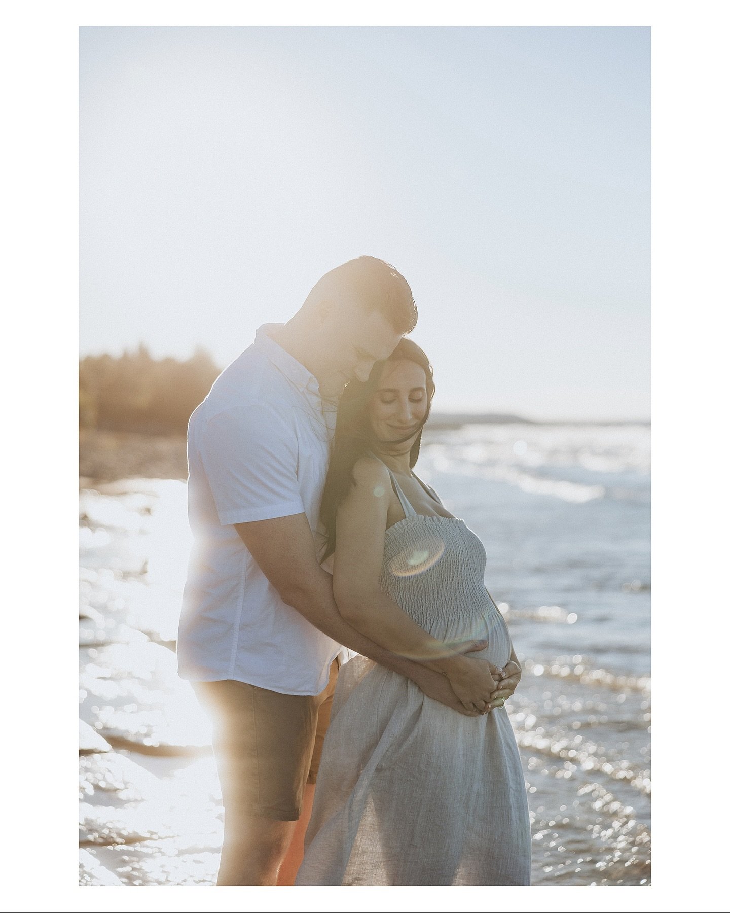 Carrying a little tide of love by the bay🌊
&bull;
&bull;
&bull;
#portrait #maternity #rf2870f2 #filmedit #canoncanada