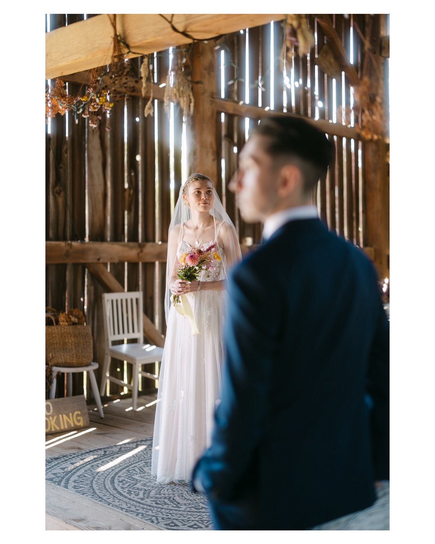 N + A&rsquo;s wedding venue feels like stepping into a painting💐
&bull;
Photo: @retrospect.visuals 
Venue: @countrycutflowers 
&bull;
&bull;
#countrycutflowers #ontariowedding #newmarketwedding #canoncanada #rf2870f2