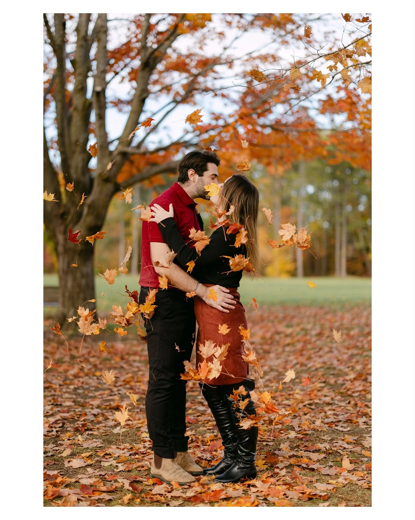 Fall colours made this session feel like a dream🍁
&bull;
&bull;
&bull;
#ontariowedding #barrieweddingphotographer #barrieweddings #fallengagementphotos #canoncanada