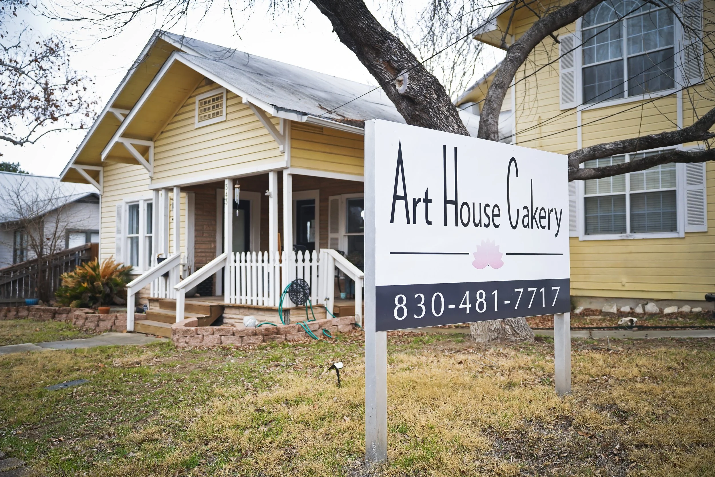 the outside facade of the Art House Cakery location in New Braunfels, TX.