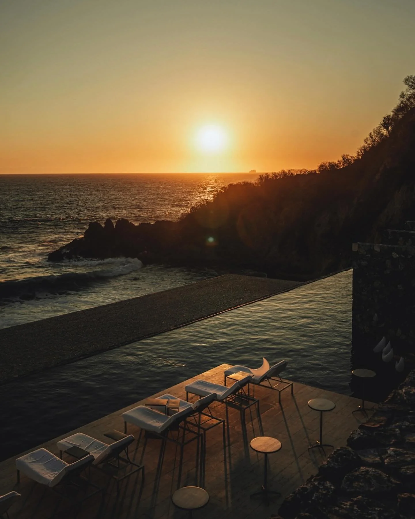 F E S T I V E // To get together&hellip;
@fstamarindo @fourseasons 
.
.
.
.
.
#fstamarindo #dj #sunset #resort #luxury #pool #party #landscapephotography #wine #fourseasons