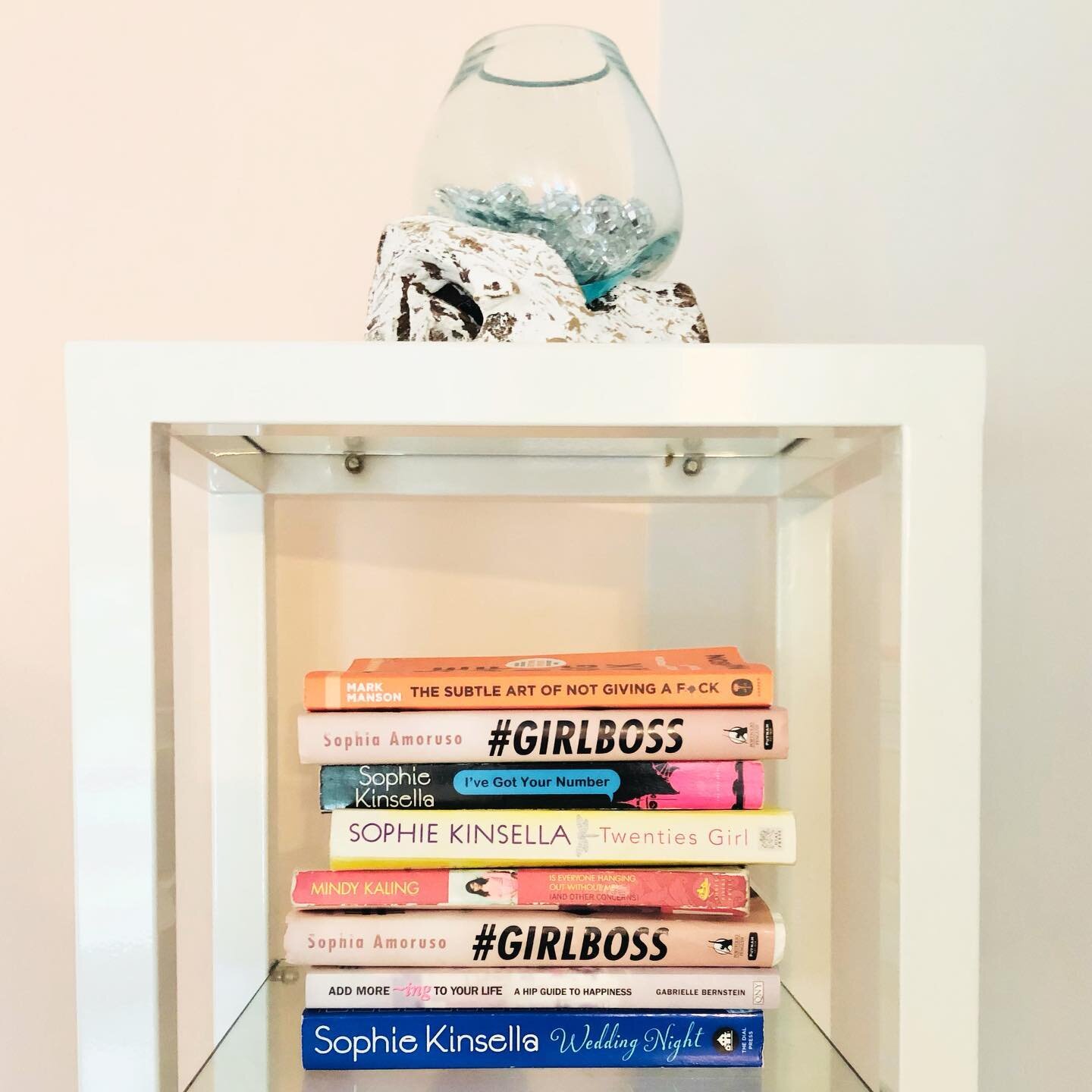 Here&rsquo;s some of our favourite reads from last year (yes there&rsquo;s 2 copies of #girlboss because one is signed by some of our favourite #girlbosses) 💁&zwj;♀️💁🏽&zwj;♀️💁🏿&zwj;♀️
.
Have any recommendations for us to read in 2022?! 
.
.
.
#b