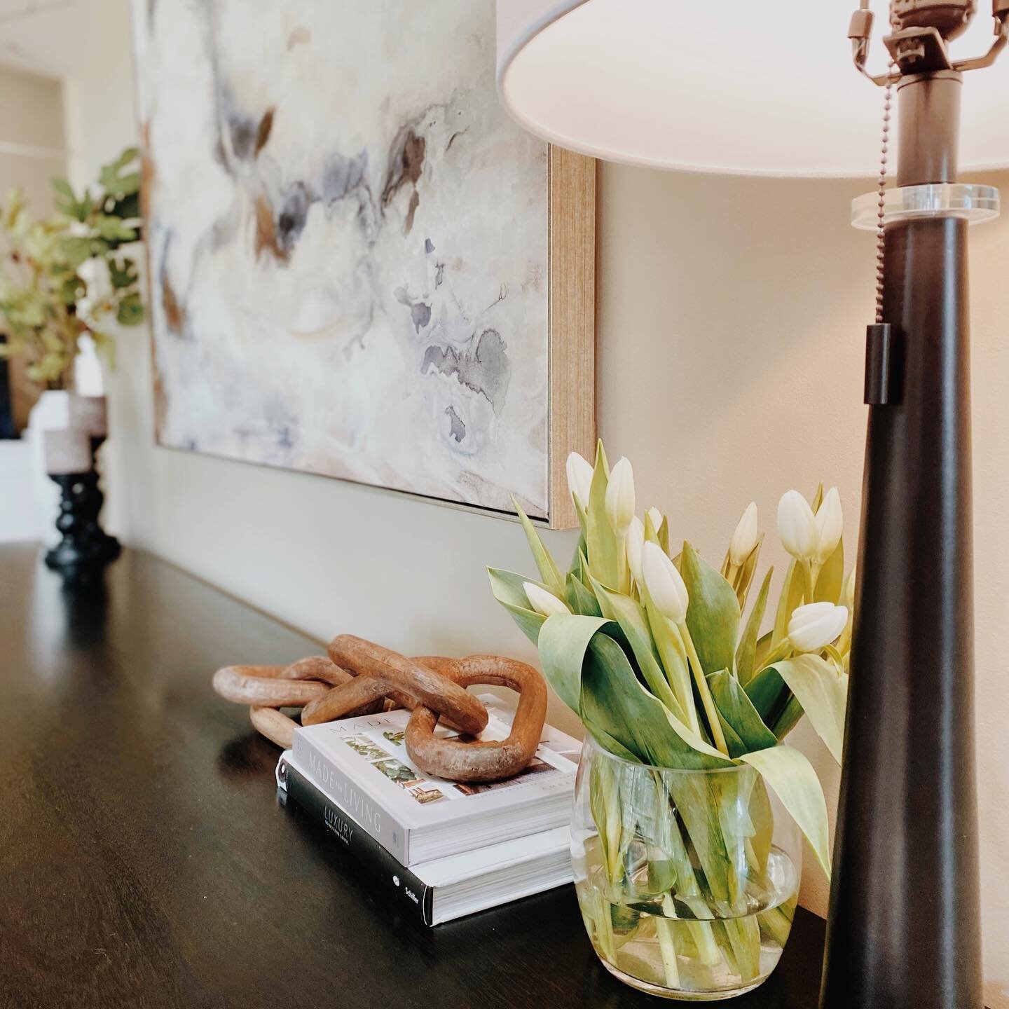 &ldquo;Simplicity is the ultimate sophistication&rdquo; 

#staging #staginngworks #staginghomes #stagingsells #stagingcompany #womanownedsmallbusiness #cwdecorating #consoletable #diningroom #diningroomdecor #tulips #detailsmatter #sophisticationatit