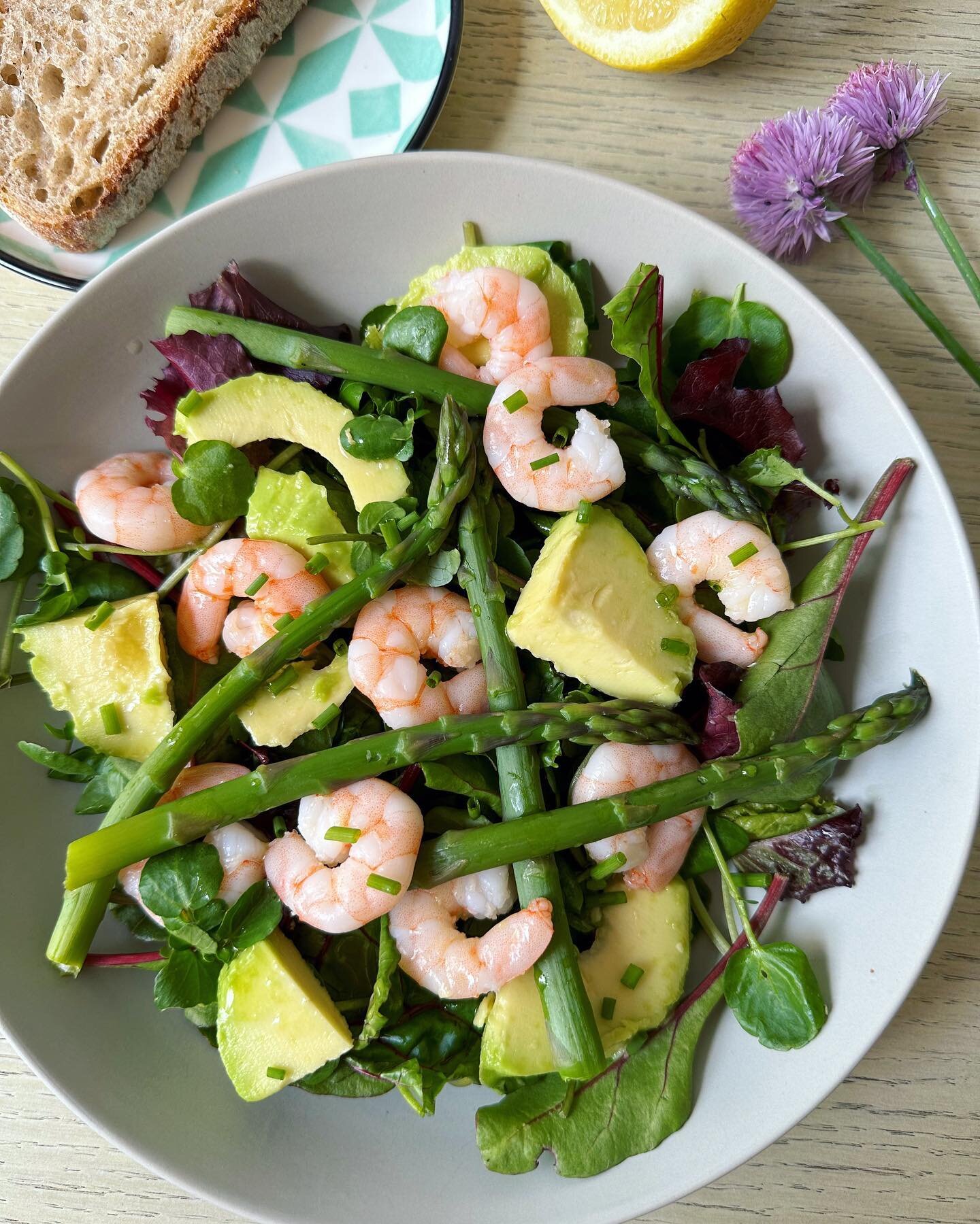 Summer salads ☀️ 

When it feels too hot to spend a long time in the kitchen this prawn, asparagus and avocado salad is a light, delicious and nutritious meal to try. 

Simply steam some asparagus for a few minutes while placing some mixed leaves on 