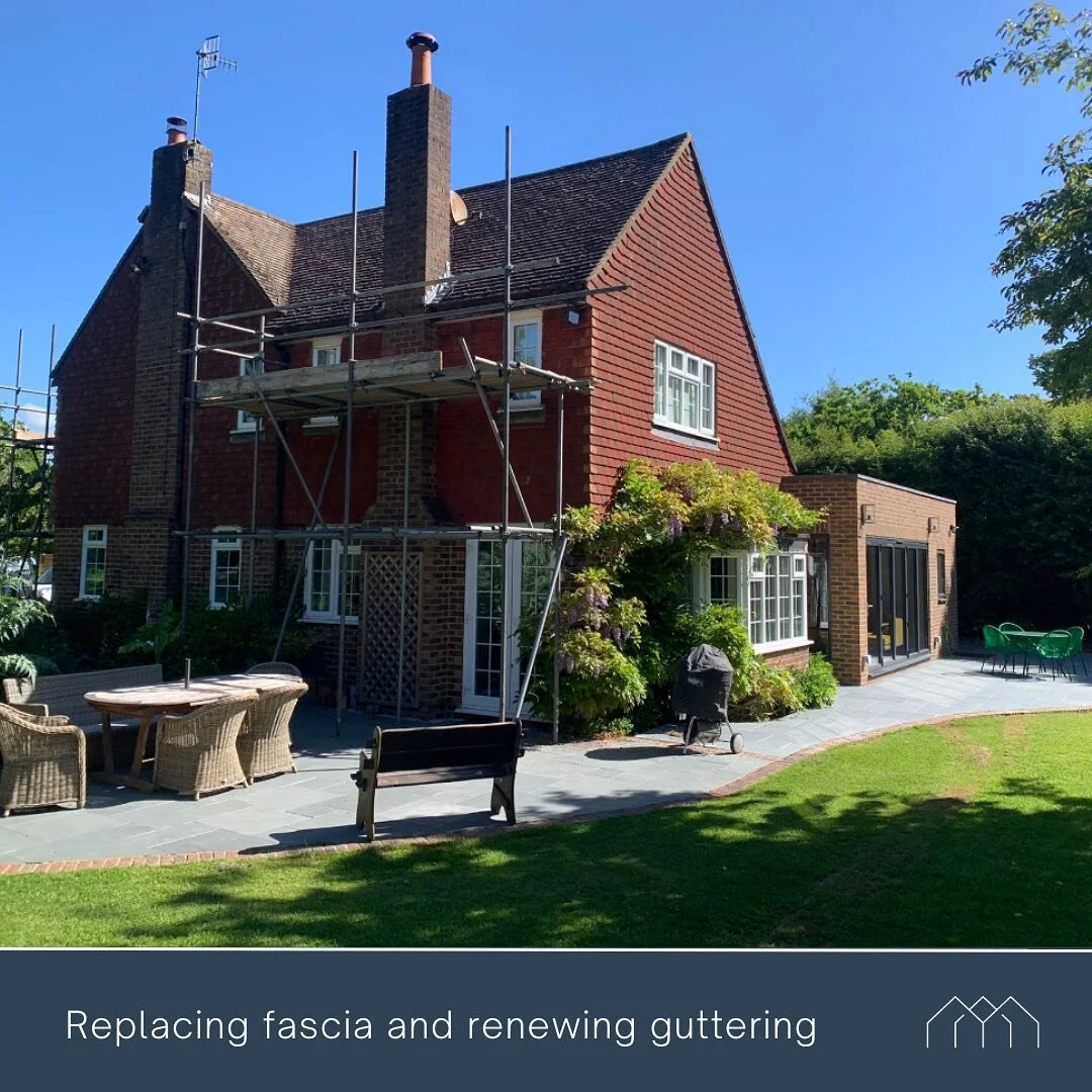 Replacing the fascia and renewing the guttering on this beautiful house. 🏠 

For information on all our roofing services check out our website via the link in our bio above.👆🏻💫

#roofing #roof #roofingcontractor #roofer #roofingcontractors #flatr