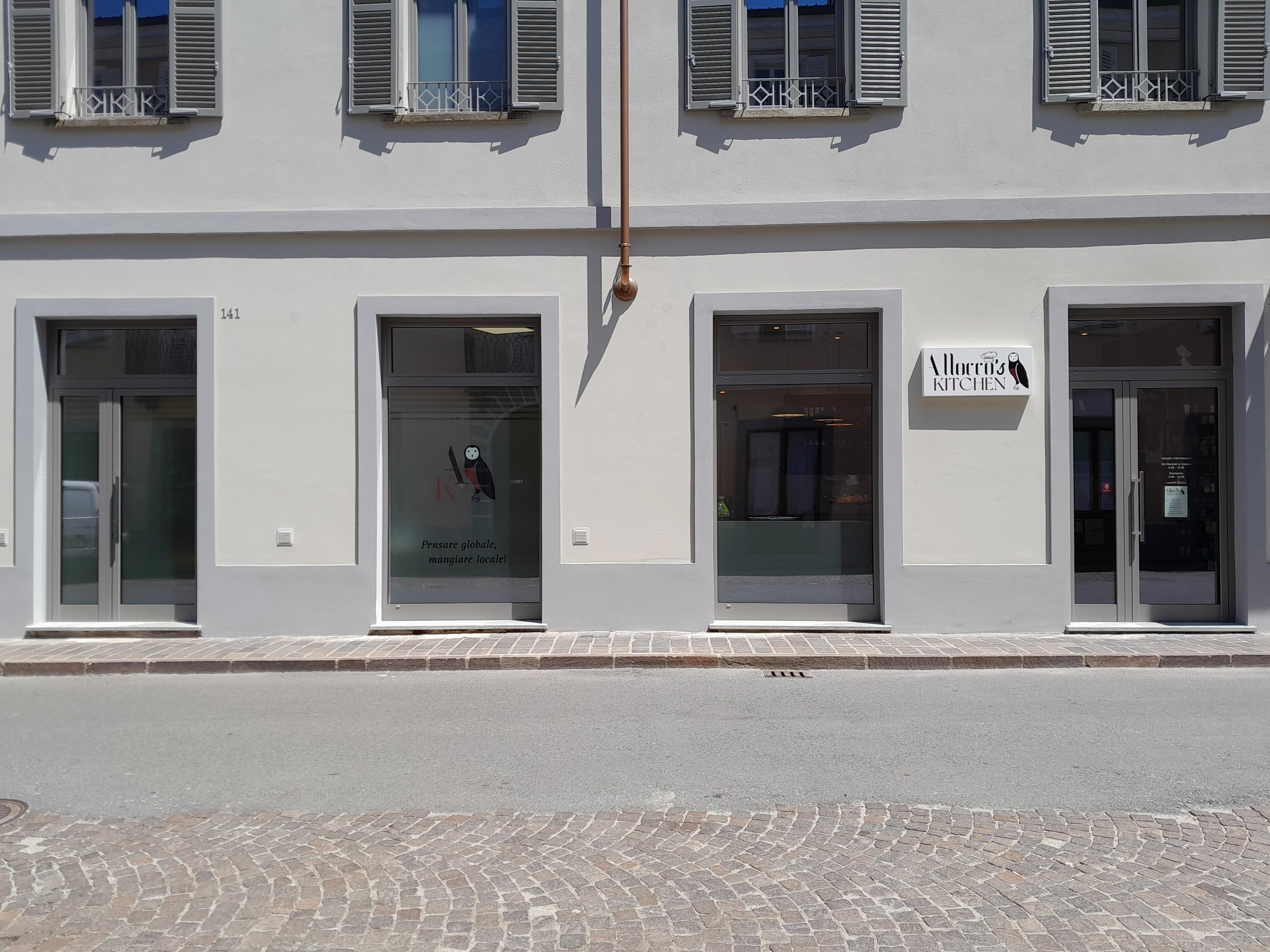 Esterno di Allocco’s Kitchen a Bra (CN), gastronomia e pasta fresca artigianale, vista dalla strada