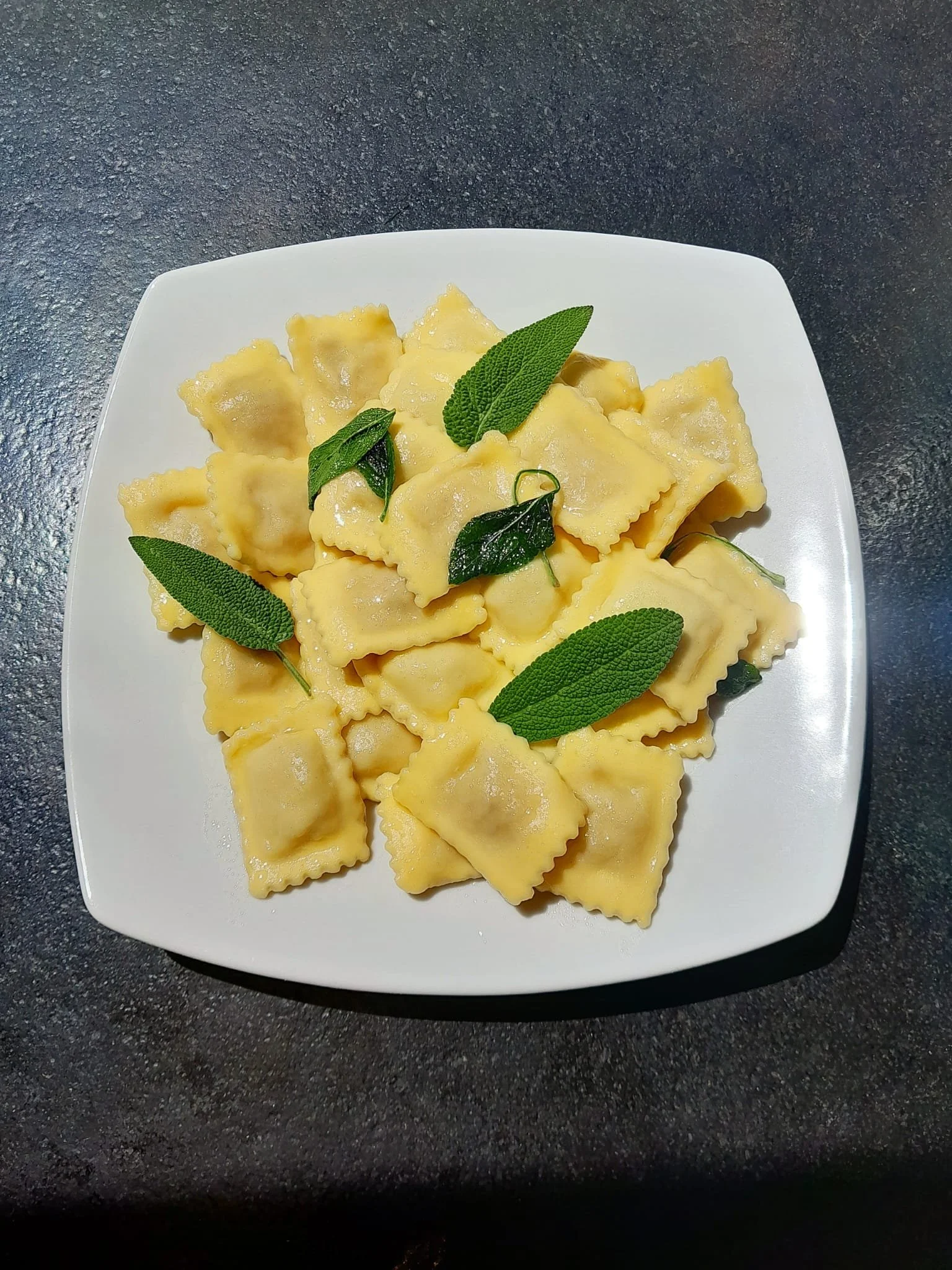 Porzione di raviole di pasta fresca impiattate a Bra | Allocco’s Kitchen