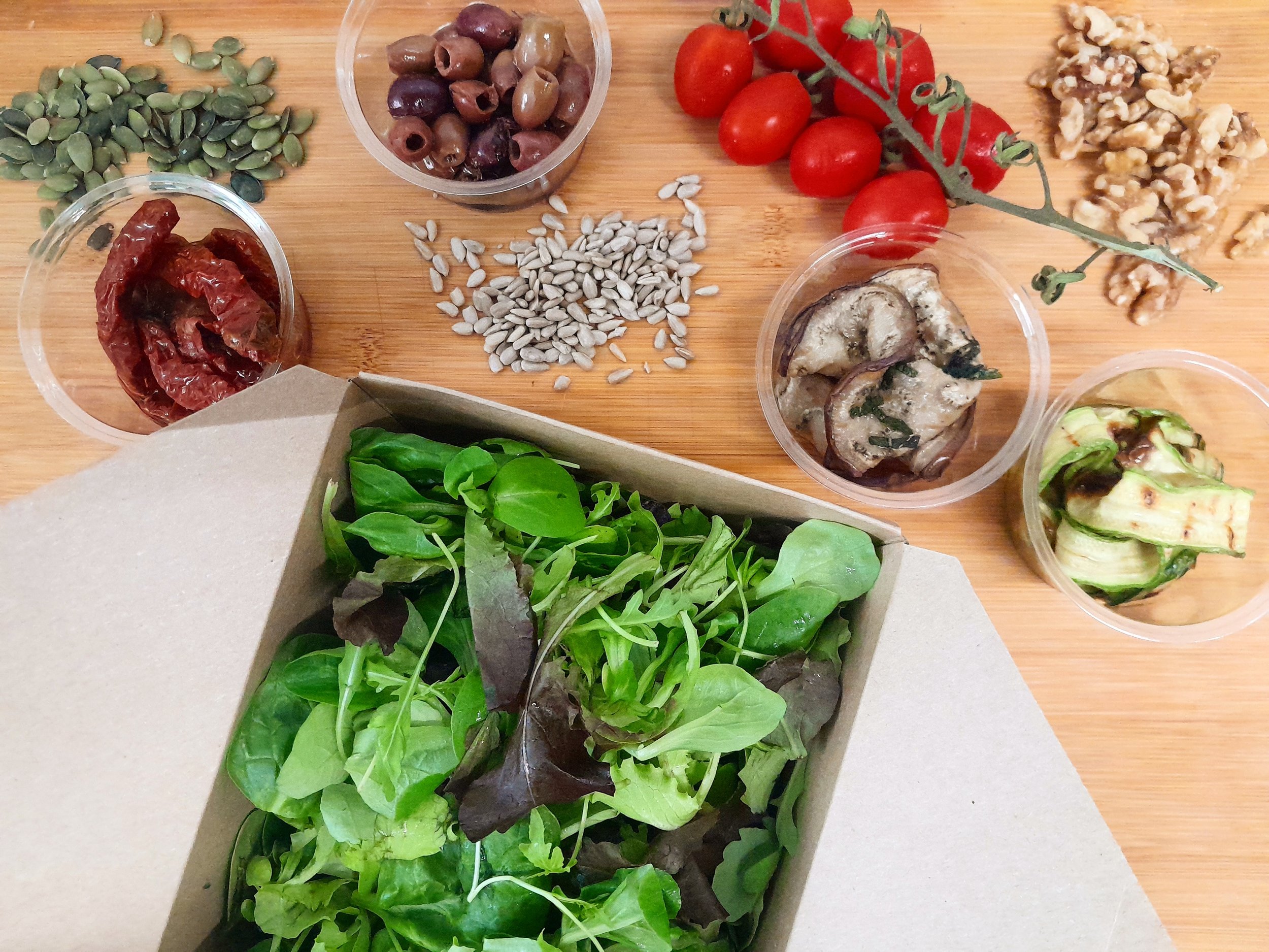 Salad Box da assemblare con ingredienti stagionali, pronta per l’asporto.