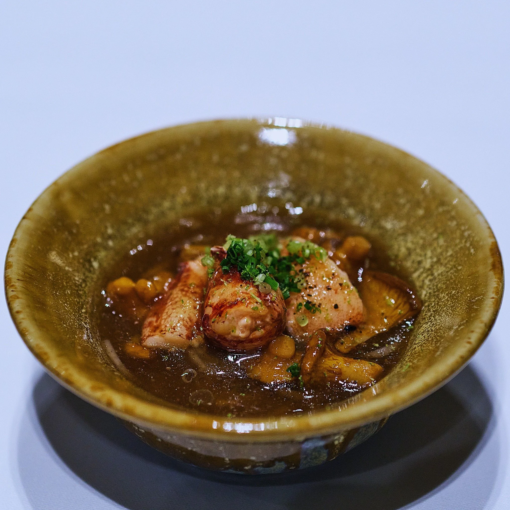 ✨🍂Our Atsumono is the season, distilled— 🦞 Cornish lobster | 🍄 Girolles | 🍜 Soba ✨
📸: @gaudichots 
#Atsumono#RefinedComfort#Lobster#Japanophiles##SeasonalBowl#BrothLife