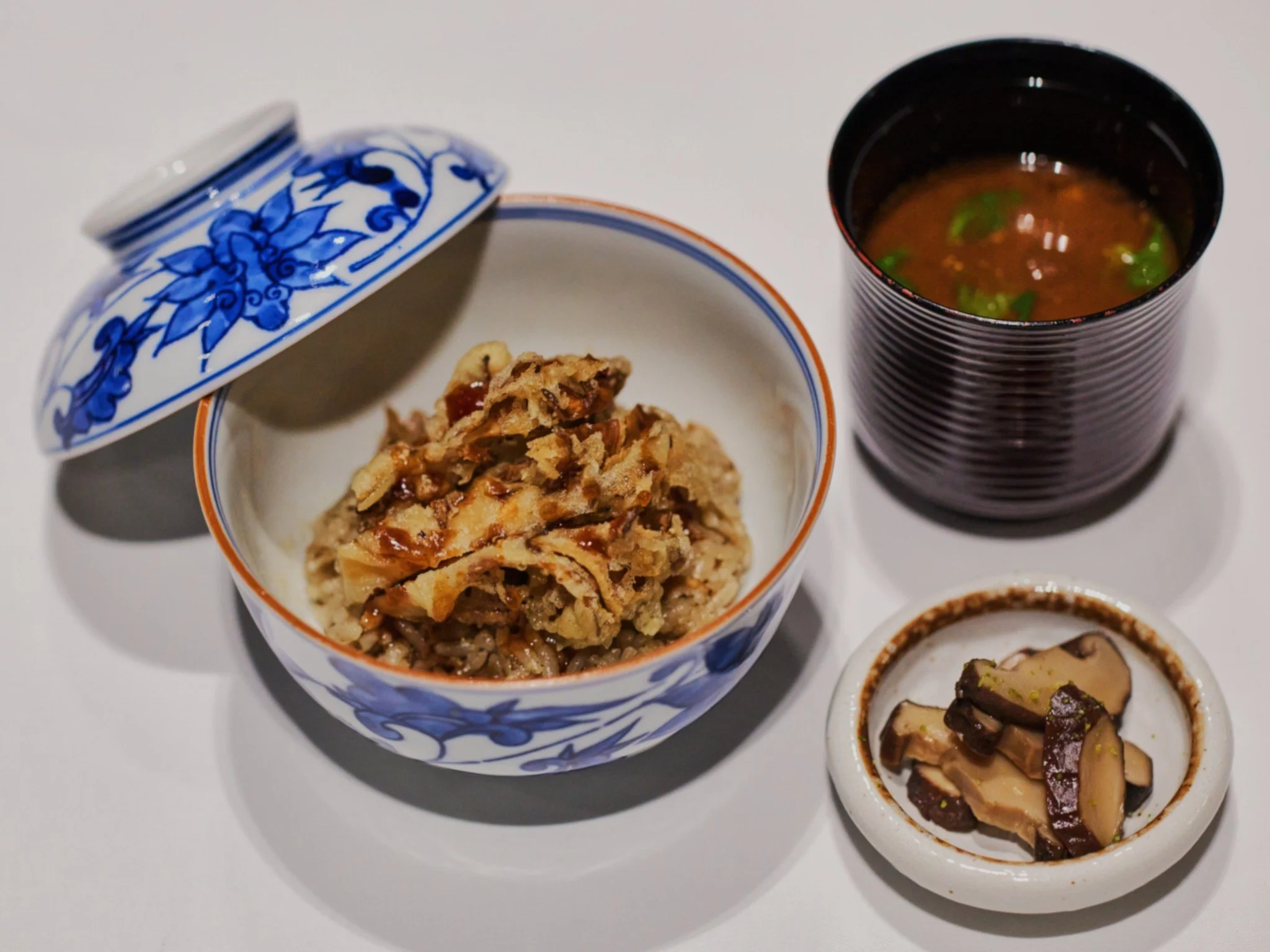 🍚✨ Gohan Goals ✨🍄
A bowl of Kinoko rice with crispy Maitake tempura—earthy mushrooms & delicate crunch.
📸: @gaudichots
#Gohan#MaitakeTempura#FoodieEats#UMUVibes#ComfortFoodGoals#delicate flavours#kaiseki#TempuraPerfection